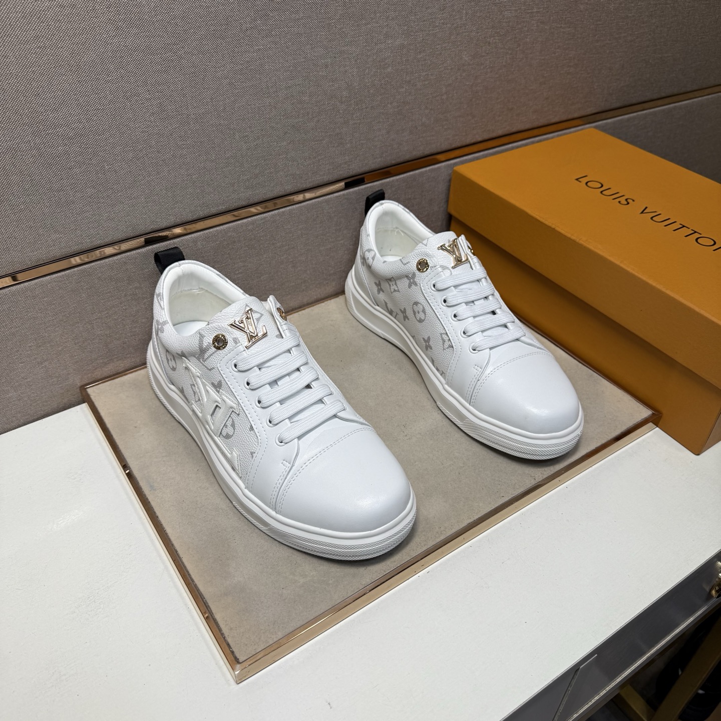 NO:680735,[LV~] Men's casual shoes 2025z cabinet simultaneous sale Size: 38-44# 3 colors of uppers are made of multi-material splicing genuine leather lining, comfortable and breathable, the original sole is comfortable and wear-resistant, the real thing is better when photographed in person, Louis Vuitton19860909【LV～】男士休闲鞋 2025z柜同步发售 码数:38-44# 3个颜色鞋面选用多材质拼接真皮内里,舒适透气,鞋底原版舒适耐磨大底,实物拍摄实物更赞,,louis vuitton,Men's shoes