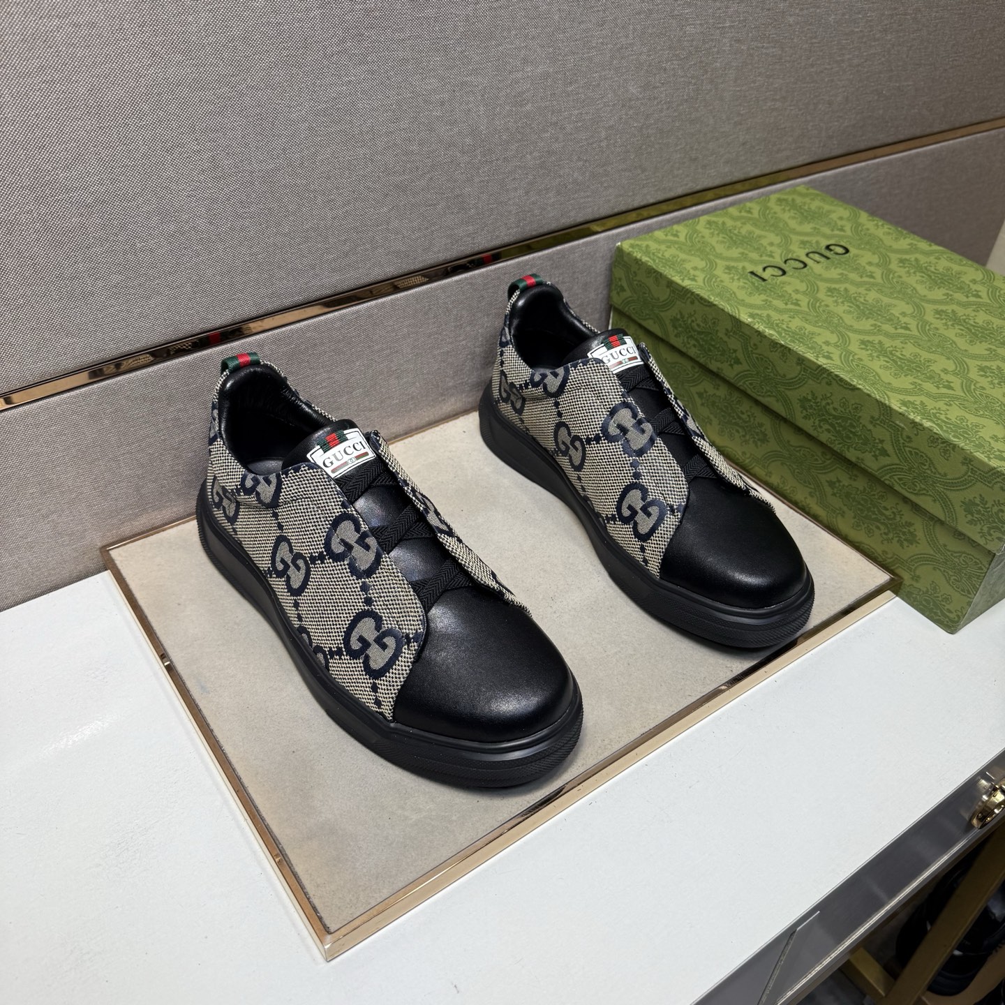 NO:680744,[Gucci~] Men's casual shoes 2025z cabinet simultaneous sale Size: 38-44# 2 colors of uppers made of multi-material splicing genuine leather lining, comfortable and breathable, original soles comfortable and wear-resistant outsole, real photos taken in real life are better, gucci19860909【古驰～】男士休闲鞋 2025z柜同步发售 码数:38-44# 2个颜色鞋面选用多材质拼接真皮内里,舒适透气,鞋底原版舒适耐磨大底,实物拍摄实物更赞,,gucci,Men's shoes