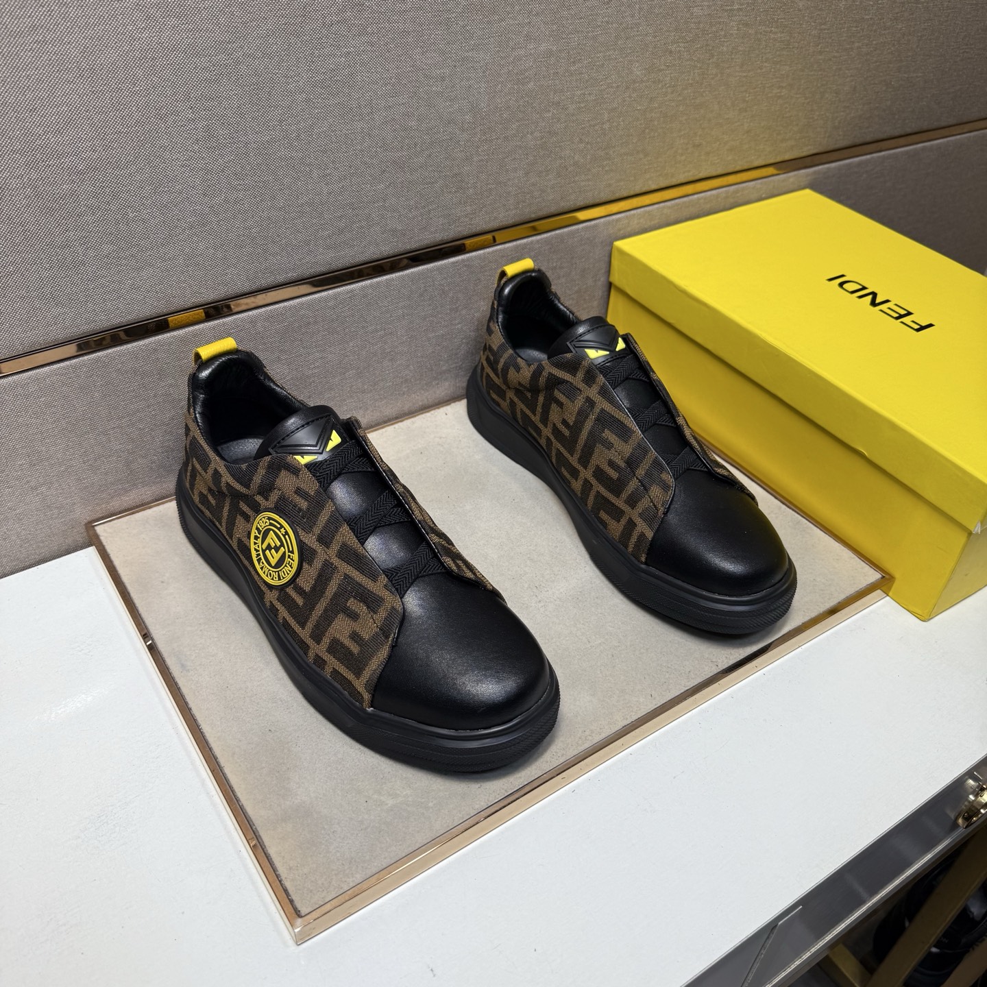 NO:680751,[Fendi~] Men's casual shoes 2025z cabinet simultaneous sale Code number: 38-44# 2 colors of uppers made of multi-material stitching genuine leather lining, comfortable and breathable, original soles comfortable and wear-resistant outsole, real photos taken in real life are better, Fendi19860909【芬迪～】男士休闲鞋 2025z柜同步发售 码数:38-44# 2个颜色鞋面选用多材质拼接真皮内里,舒适透气,鞋底原版舒适耐磨大底,实物拍摄实物更赞,,fendi,Men's shoes