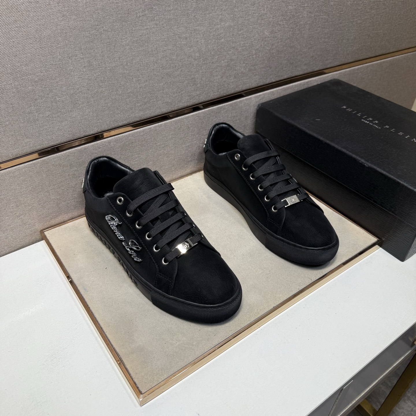 NO:680764,[PP~] Men's casual shoes are on sale simultaneously in 2025z cabinets. Size: 38-44#. 2 colors. The upper is made of multi-material spliced ​​sheepskin lining, which is comfortable and breathable. The original sole is comfortable and wear-resistant. The real thing is better when photographed in person. Sheepskin19860909【PP～】男士休闲鞋 2025z柜同步发售 码数:38-44# 2个颜色鞋面选用多材质拼接羊皮内里,舒适透气,鞋底原版舒适耐磨大底,实物拍摄实物更赞,,sheepskin,Men's shoes