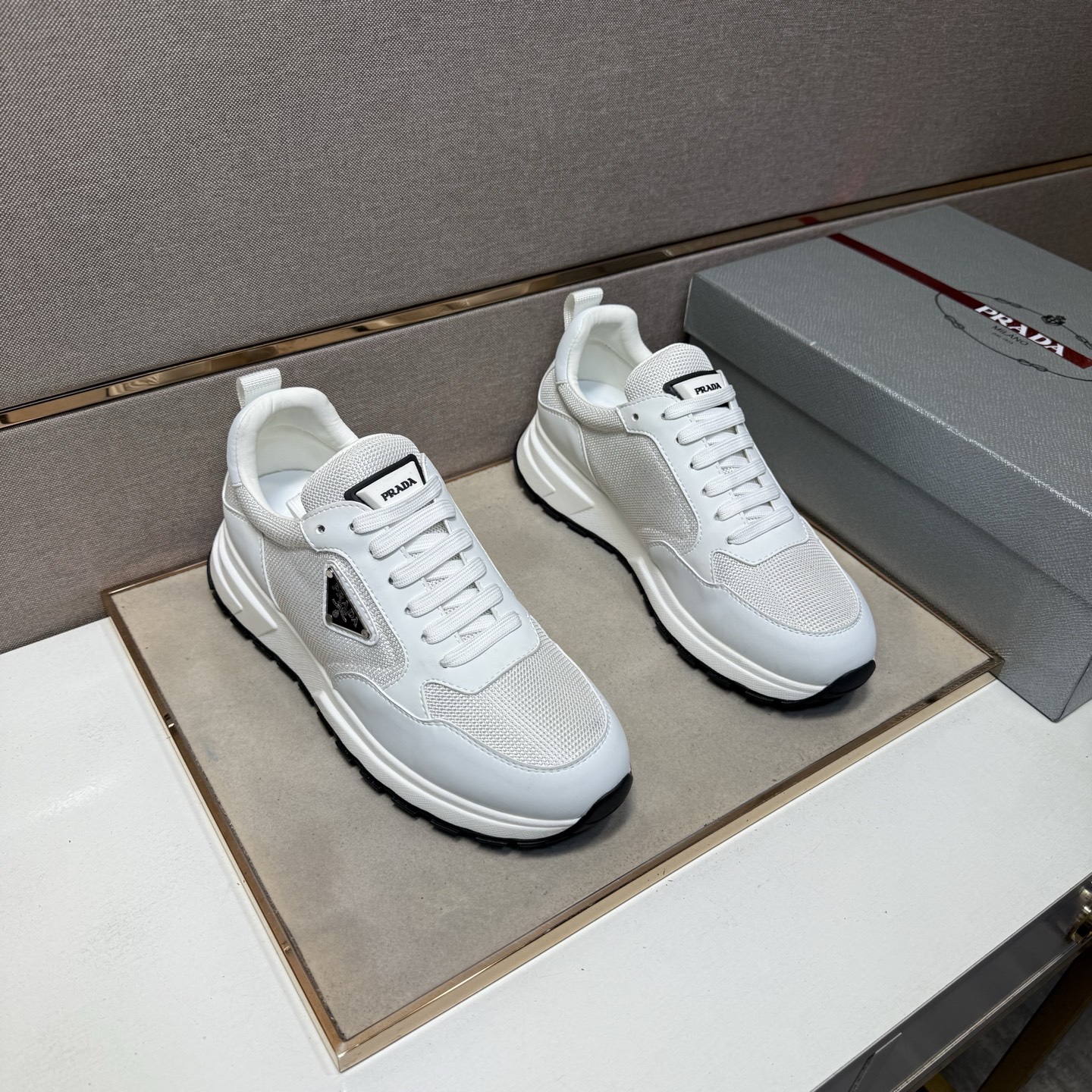 NO:689996,[Prada~] Men's casual shoes are on sale simultaneously in 2026z cabinets. Size: 38-44#. The uppers in 3 colors are made of multi-material spliced ​​cowhide lining, which is comfortable and breathable. The original soles are comfortable and wear-resistant. The real ones are better when photographed in person. Prada, cowhide19860909【普拉达～】男士休闲鞋 2026z柜同步发售 码数:38-44# 3个颜色鞋面选用多材质拼接牛皮内里,舒适透气,鞋底原版舒适耐磨大底,实物拍摄实物更赞,,prada,cowhide,Men's shoes