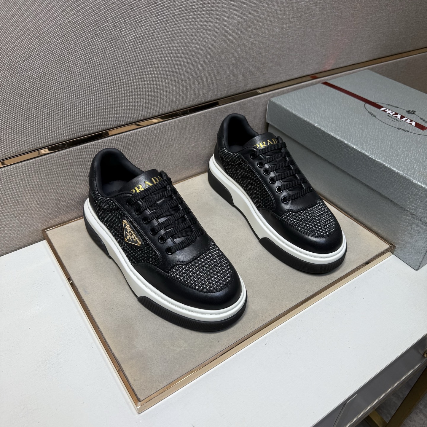 NO:690005,[Prada~] Men's casual shoes 2026z cabinet sales simultaneously Size: 38-44# 2 colors The upper is made of multi-material spliced ​​cowhide lining, which is comfortable and breathable. The original sole is comfortable and wear-resistant. The real thing is better when photographed in person, prada, cowhide19860909【普拉达～】男士休闲鞋 2026z柜同步发售 码数:38-44# 2个颜色鞋面选用多材质拼接牛皮内里,舒适透气,鞋底原版舒适耐磨大底,实物拍摄实物更赞,,prada,cowhide,Men's shoes