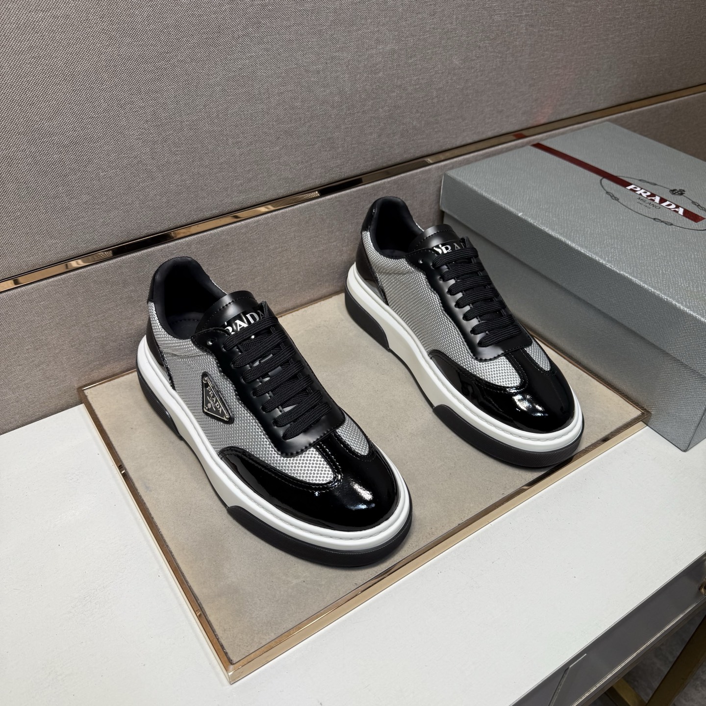 NO:690007,[Prada~] Men's casual shoes are on sale simultaneously in 2026z cabinets. Size: 38-44# 1 color. The upper is made of multi-material spliced ​​mesh lining, which is comfortable and breathable. The original sole is comfortable and wear-resistant. The real thing is better when photographed in person. Prada19860909【普拉达～】男士休闲鞋 2026z柜同步发售 码数:38-44# 1个颜色鞋面选用多材质拼接网布内里,舒适透气,鞋底原版舒适耐磨大底,实物拍摄实物更赞,,prada,Men's shoes