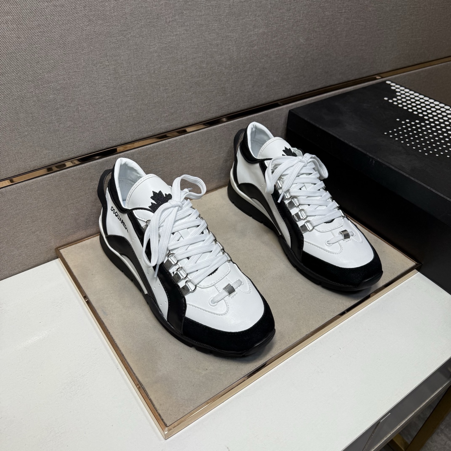 NO:690011,[D2～] Men's casual shoes are on sale simultaneously in 2026z cabinets. Size: 38-44# 1 color. The upper is made of multi-material spliced ​​genuine leather lining, which is comfortable and breathable. The original sole is comfortable and wear-resistant. The real thing is better when photographed in person.19860909【D2～】男士休闲鞋 2026z柜同步发售 码数:38-44# 1个颜色鞋面选用多材质拼接真皮内里,舒适透气,鞋底原版舒适耐磨大底,实物拍摄实物更赞,,Men's shoes