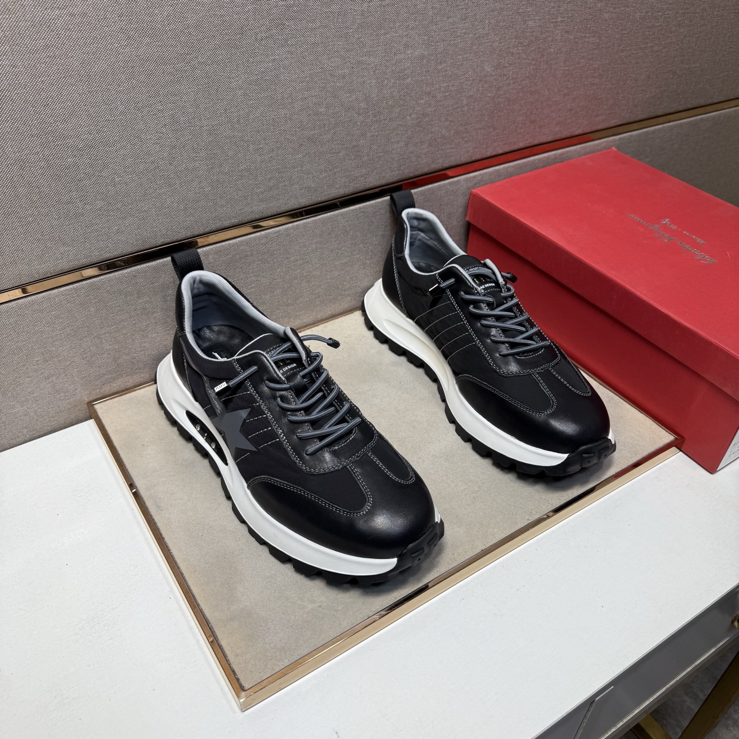 NO:690059,[Ferragamo~] Men's casual shoes 2026z cabinet sales simultaneously Size: 38-44# 2 colors The upper is made of multi-material spliced ​​mesh lining, which is comfortable and breathable. The original sole is comfortable and wear-resistant. The real thing is better when shot in person, ferragamo19860909【菲拉格慕～】男士休闲鞋 2026z柜同步发售 码数:38-44# 2个颜色鞋面选用多材质拼接网布内里,舒适透气,鞋底原版舒适耐磨大底,实物拍摄实物更赞,,ferragamo,Men's shoes