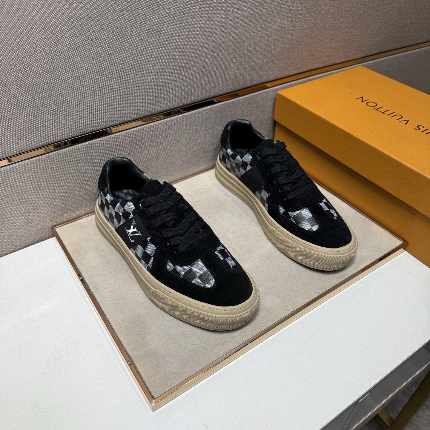 NO:690062,[LV~] Men's casual shoes 2026z cabinet simultaneous sale Size: 38-44# 2 colors of uppers made of multi-material splicing genuine leather lining, comfortable and breathable, original soles comfortable and wear-resistant outsole, real photos taken in real life are better, louis vuitton19860909【LV～】男士休闲鞋 2026z柜同步发售 码数:38-44# 2个颜色鞋面选用多材质拼接真皮内里,舒适透气,鞋底原版舒适耐磨大底,实物拍摄实物更赞,,louis vuitton,Men's shoes