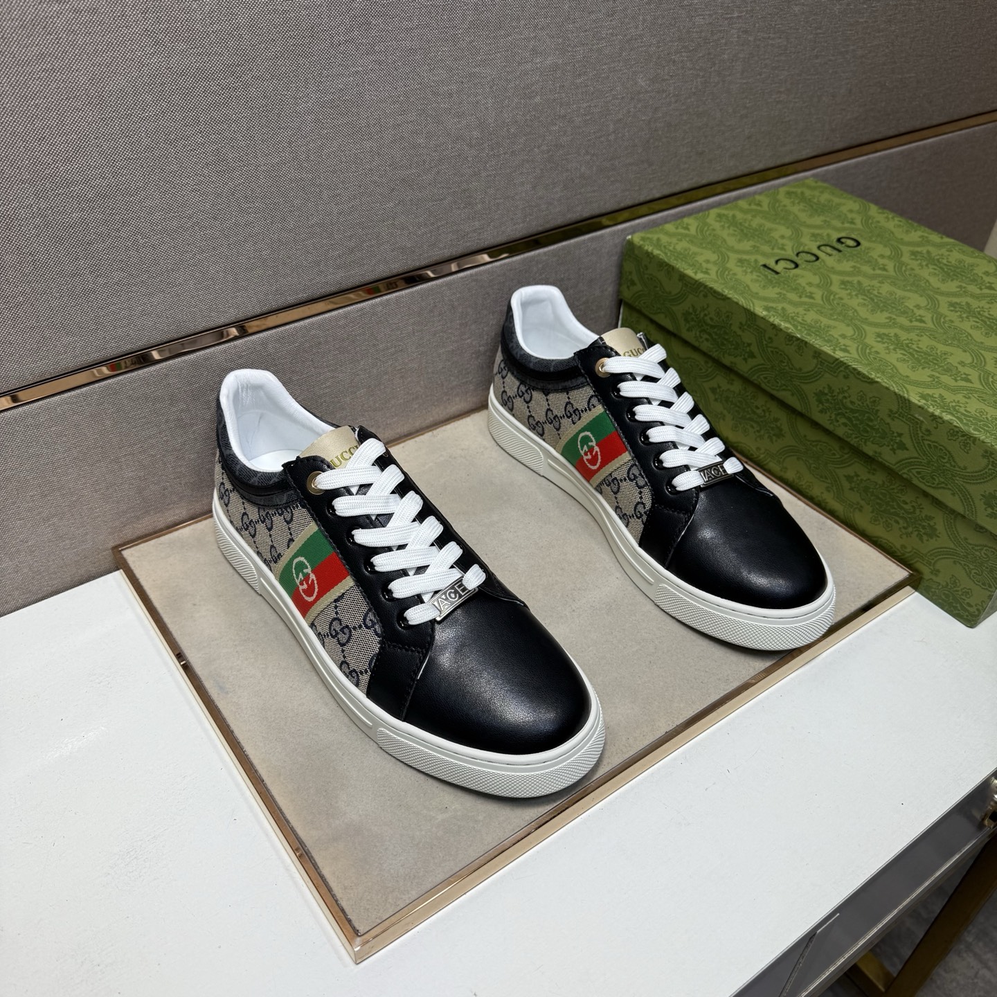 NO:690066,[Gucci~] Men's casual shoes 2026z cabinet simultaneous sale Size: 38-44# 2 colors of uppers made of multi-material splicing genuine leather lining, comfortable and breathable, original soles comfortable and wear-resistant outsole, real photos taken in real life are better, gucci19860909【古驰～】男士休闲鞋 2026z柜同步发售 码数:38-44# 2个颜色鞋面选用多材质拼接真皮内里,舒适透气,鞋底原版舒适耐磨大底,实物拍摄实物更赞,,gucci,Men's shoes