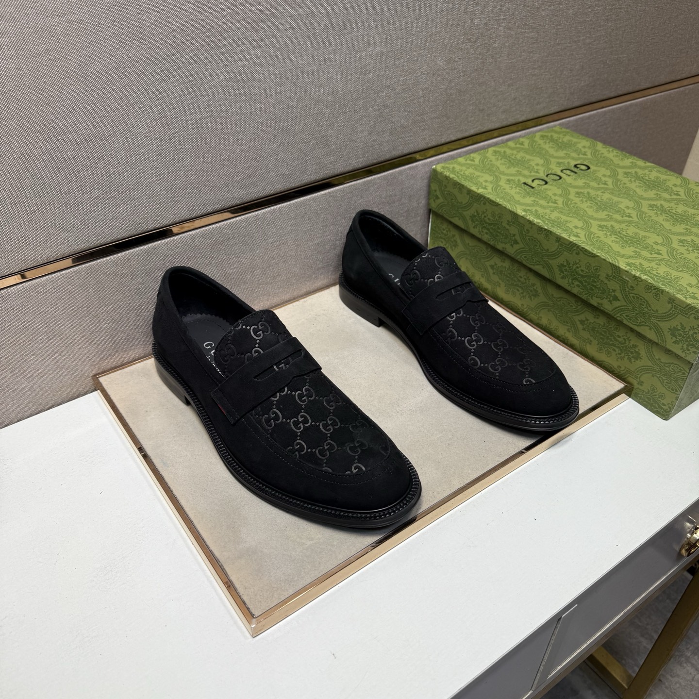 NO:690131,[Gucci~] Men's casual formal leather shoes 2026z cabinet simultaneous sale Code number: 38-44# 1 color upper is made of cowhide stitched with cowhide lining, comfortable and breathable, the original sole is comfortable and wear-resistant, the real thing is better when shot in person, gucci, cowhide19860909【古驰～】男士休闲正装皮鞋 2026z柜同步发售 码数:38-44# 1个颜色鞋面选用牛皮拼接牛皮内里,舒适透气,鞋底原版舒适耐磨大底,实物拍摄实物更赞,,gucci,cowhide,Men's shoes