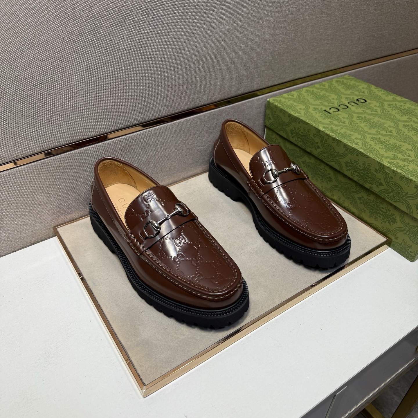 NO:690135,[Gucci~] Men's casual formal leather shoes 2026z cabinet simultaneous sale Size: 38-44# 2 colors of uppers made of cowhide stitched with cowhide lining, comfortable and breathable, original soles comfortable and wear-resistant outsole, real-life photos are better, gucci,cowhide19860909【古驰～】男士休闲正装皮鞋 2026z柜同步发售 码数:38-44# 2个颜色鞋面选用牛皮拼接牛皮内里,舒适透气,鞋底原版舒适耐磨大底,实物拍摄实物更赞,,gucci,cowhide,Men's shoes