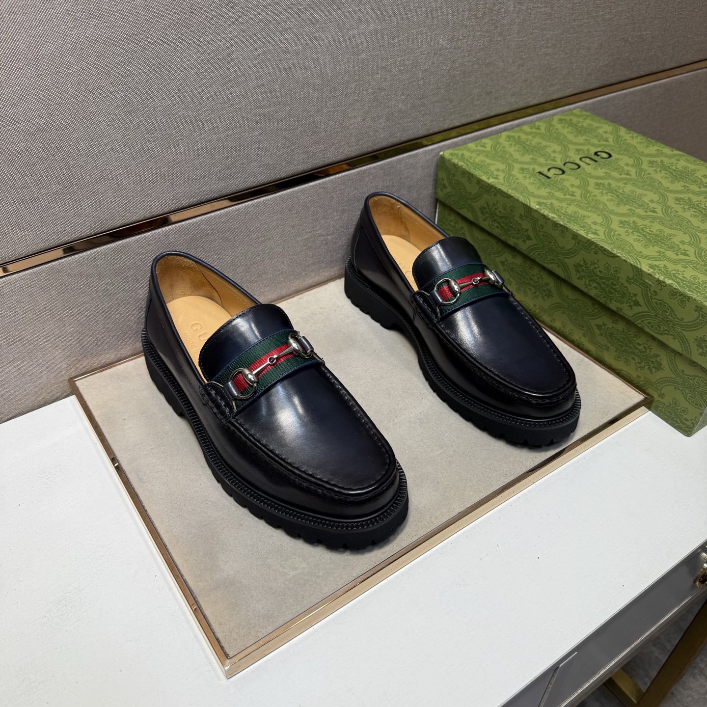 NO:690137,[Gucci~] Men's casual formal leather shoes 2026z cabinet simultaneous sale Size: 38-44# 3 colors of uppers made of cowhide stitched with cowhide lining, comfortable and breathable, original soles comfortable and wear-resistant outsole, real-life photos are better, gucci,cowhide19860909【古驰～】男士休闲正装皮鞋 2026z柜同步发售 码数:38-44# 3个颜色鞋面选用牛皮拼接牛皮内里,舒适透气,鞋底原版舒适耐磨大底,实物拍摄实物更赞,,gucci,cowhide,Men's shoes