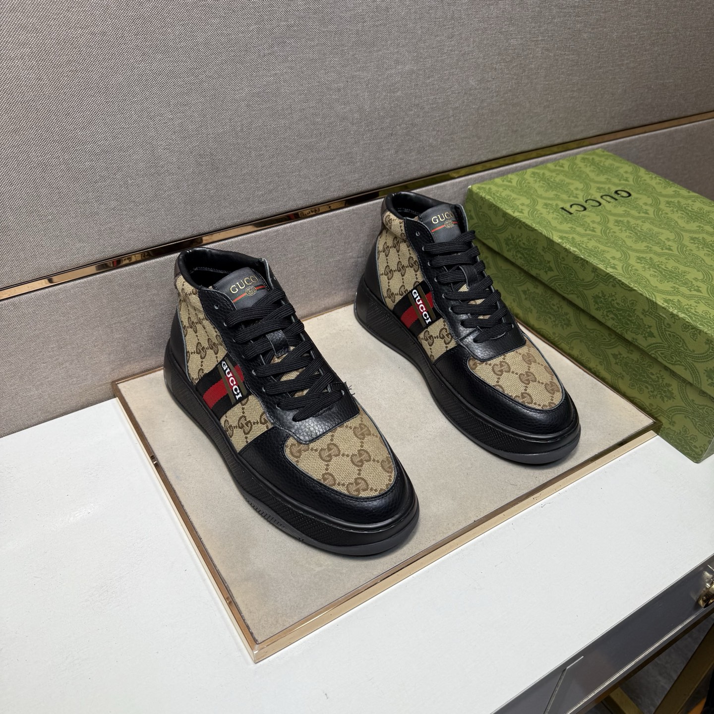 NO:690196,[Gucci~] Men's casual high-top shoes are on sale simultaneously in 2026z cabinets. Size: 38-44#. 4 colors. The upper is made of multi-material spliced ​​genuine leather lining, which is comfortable and breathable. The original sole is comfortable and wear-resistant. The real thing is better when shot in person., gucci19860909【古驰～】男士休闲高帮鞋 2026z柜同步发售 码数:38-44# 4个颜色鞋面选用多材质拼接真皮内里,舒适透气,鞋底原版舒适耐磨大底,实物拍摄实物更赞,,gucci,Men's shoes