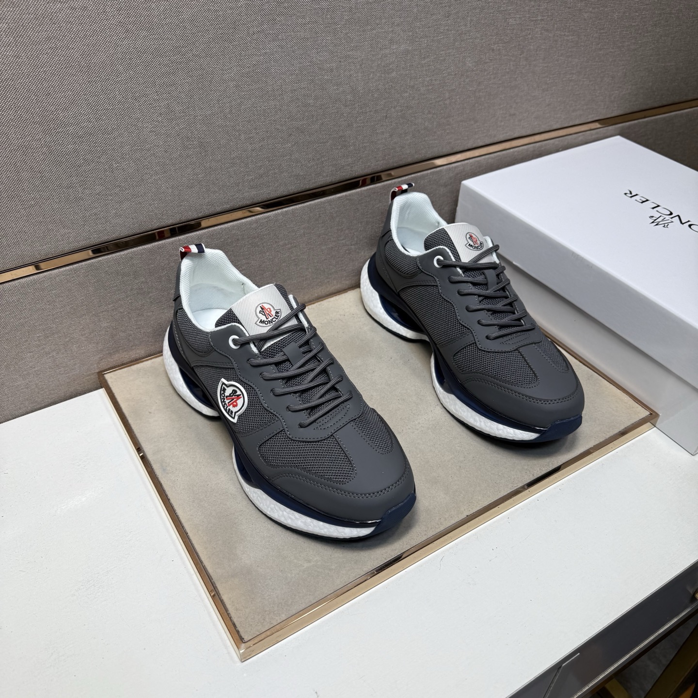 NO:690200,[Mongolian~] Men's casual shoes 2026z cabinet simultaneous sale Code number: 38-44# 4 colors The upper is made of multi-material spliced ​​mesh lining, which is comfortable and breathable. The original sole is comfortable and wear-resistant. The real thing is better when photographed in person, Moncler19860909【蒙口～】男士休闲鞋 2026z柜同步发售 码数:38-44# 4个颜色鞋面选用多材质拼接网布内里,舒适透气,鞋底原版舒适耐磨大底,实物拍摄实物更赞,,Moncler,Men's shoes