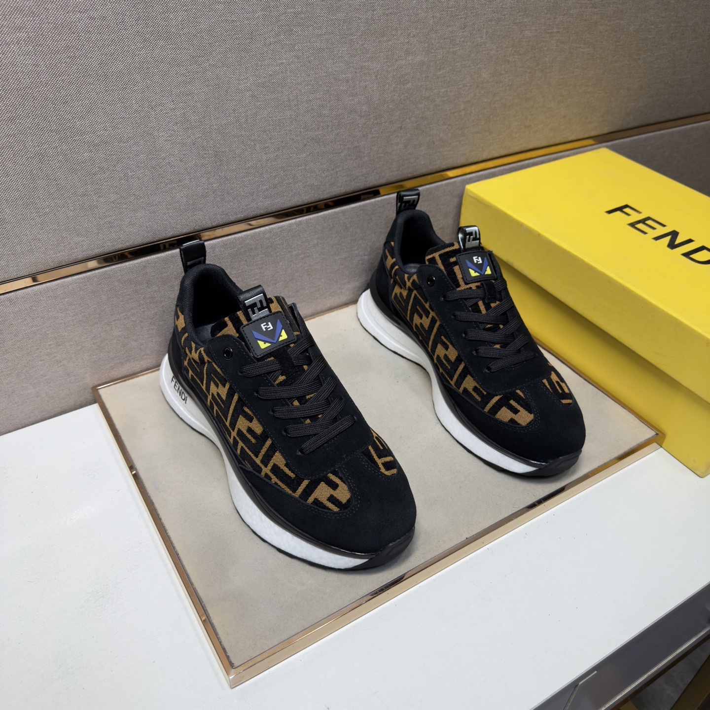 NO:690204,[Fendi~] Men's casual shoes 2026z cabinet simultaneous sale Size: 38-44# 3 colors of uppers are made of multi-material spliced ​​mesh lining, which is comfortable and breathable. The original sole is comfortable and wear-resistant. The real thing is better when photographed. Fendi19860909【芬迪～】男士休闲鞋 2026z柜同步发售 码数:38-44# 3个颜色鞋面选用多材质拼接网布内里,舒适透气,鞋底原版舒适耐磨大底,实物拍摄实物更赞,,fendi,Men's shoes