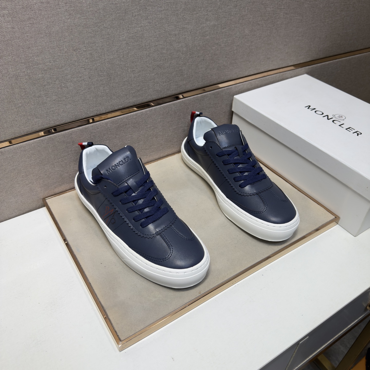 NO:690366,[Mongolian~] Men's casual shoes 2026z cabinet simultaneous sale Size: 38-44# 3 colors of uppers are made of multi-material spliced ​​genuine leather lining, comfortable and breathable, original soles are comfortable and wear-resistant, the real photos taken are better, Moncler19860909【蒙口～】男士休闲鞋 2026z柜同步发售 码数:38-44# 3个颜色鞋面选用多材质拼接真皮内里,舒适透气,鞋底原版舒适耐磨大底,实物拍摄实物更赞,,Moncler,Men's shoes