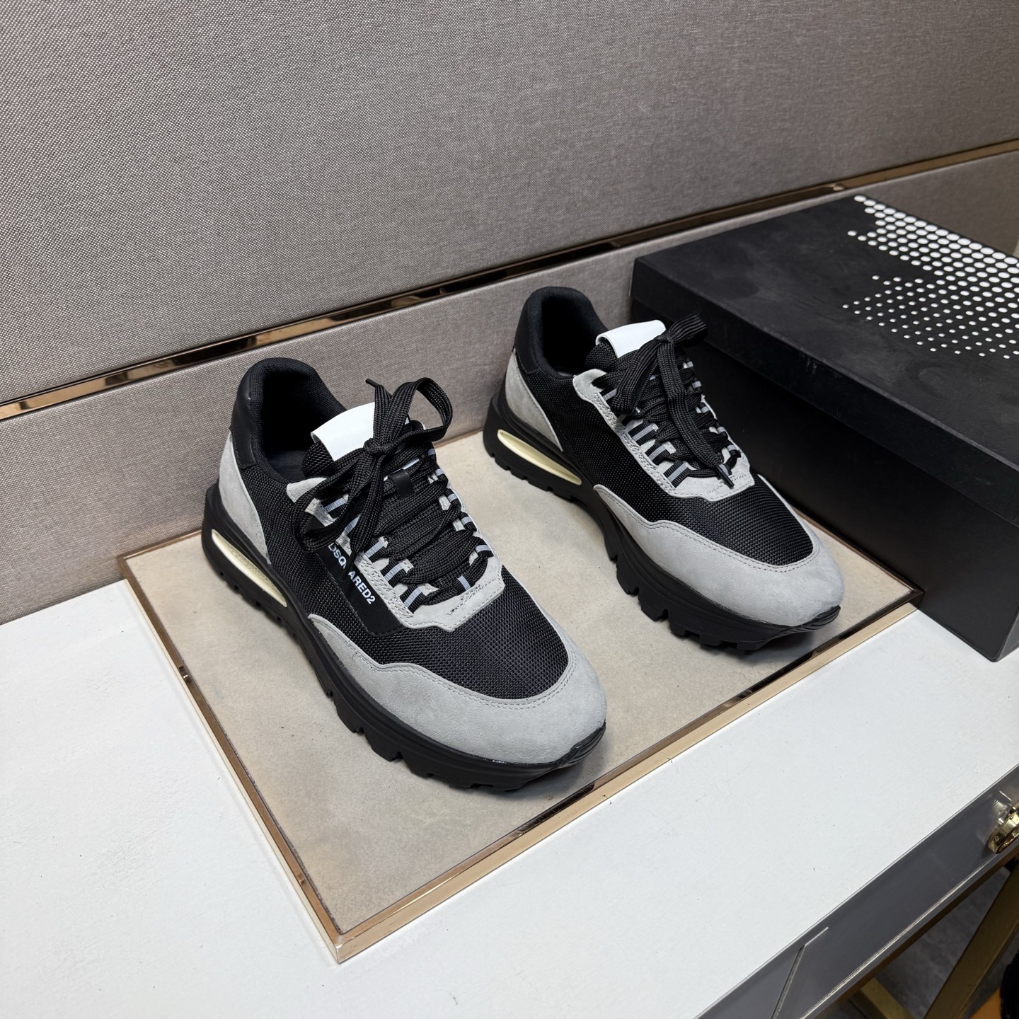 NO:690372,[D2～] Men's casual shoes are on sale simultaneously in 2026z cabinets. Size: 38-44# 1 color. The upper is made of multi-material spliced ​​mesh lining, which is comfortable and breathable. The original sole is comfortable and wear-resistant. The real thing is better when photographed in person.19860909【D2～】男士休闲鞋 2026z柜同步发售 码数:38-44# 1个颜色鞋面选用多材质拼接网布内里,舒适透气,鞋底原版舒适耐磨大底,实物拍摄实物更赞,,Men's shoes