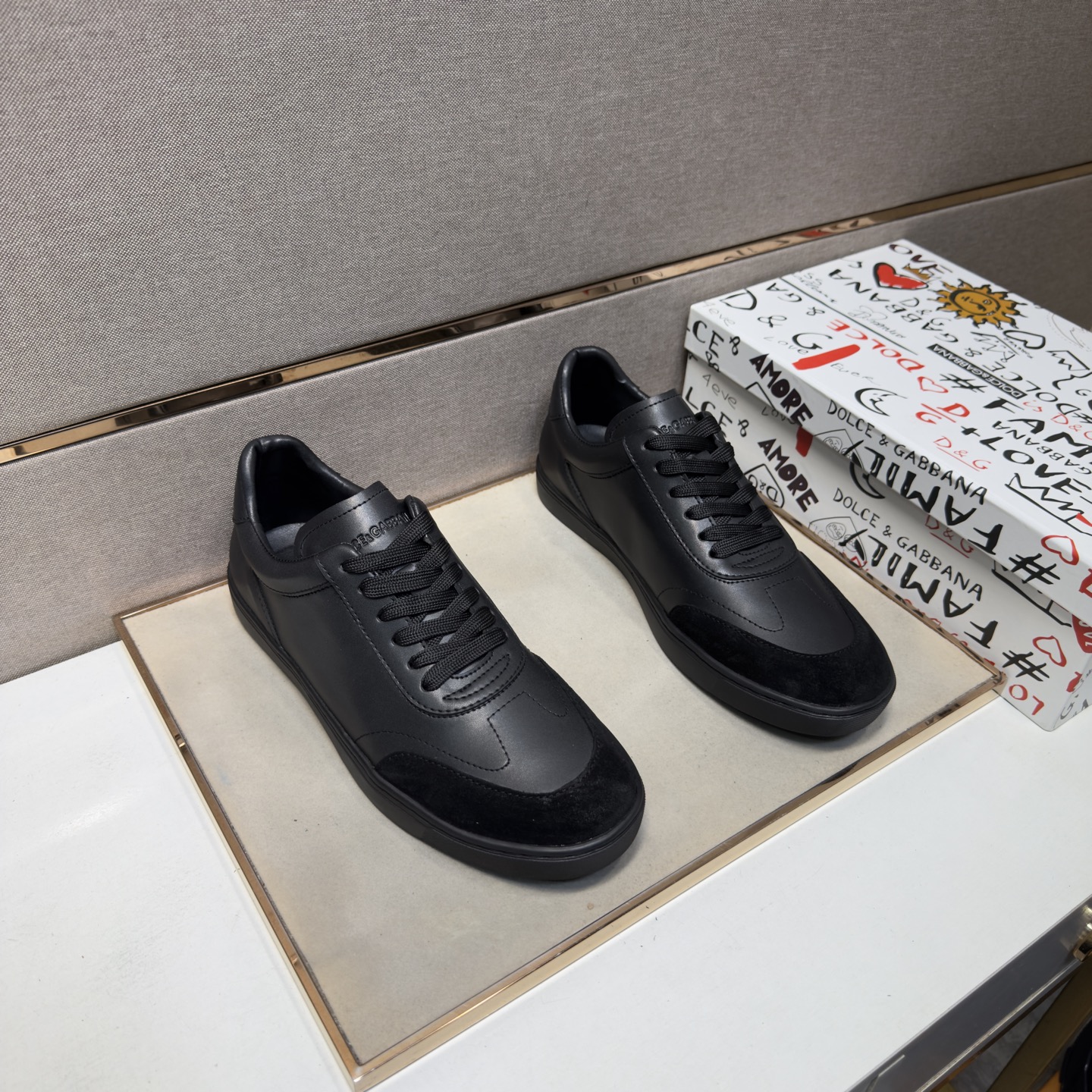 NO:690375,[DG~] Men's casual shoes are on sale simultaneously in 2026z cabinets. Size: 38-44#. 1 color. The upper is made of multi-material spliced ​​genuine leather lining, which is comfortable and breathable. The original sole is comfortable and wear-resistant. The real thing is better when photographed in person.19860909【DG～】男士休闲鞋 2026z柜同步发售 码数:38-44# 1个颜色鞋面选用多材质拼接真皮内里,舒适透气,鞋底原版舒适耐磨大底,实物拍摄实物更赞,,Men's shoes