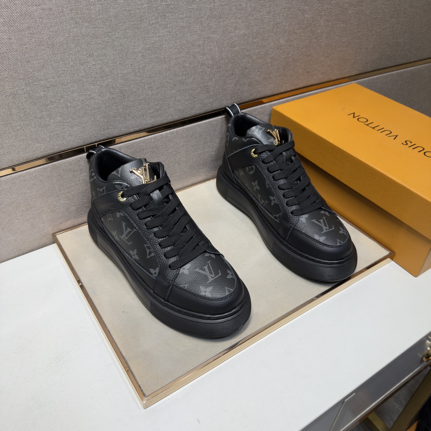NO:690378,[LV~] Men's casual high-top shoes are on sale simultaneously in 2026z cabinets. Size: 38-44#. 2 colors. The upper is made of multi-material stitching and genuine leather lining. It is comfortable and breathable. The original sole is comfortable and wear-resistant. The real thing is better when photographed in person. Louis Vuitton19860909【LV～】男士休闲高帮鞋 2026z柜同步发售 码数:38-44# 2个颜色鞋面选用多材质拼接真皮内里,舒适透气,鞋底原版舒适耐磨大底,实物拍摄实物更赞,,louis vuitton,Men's shoes