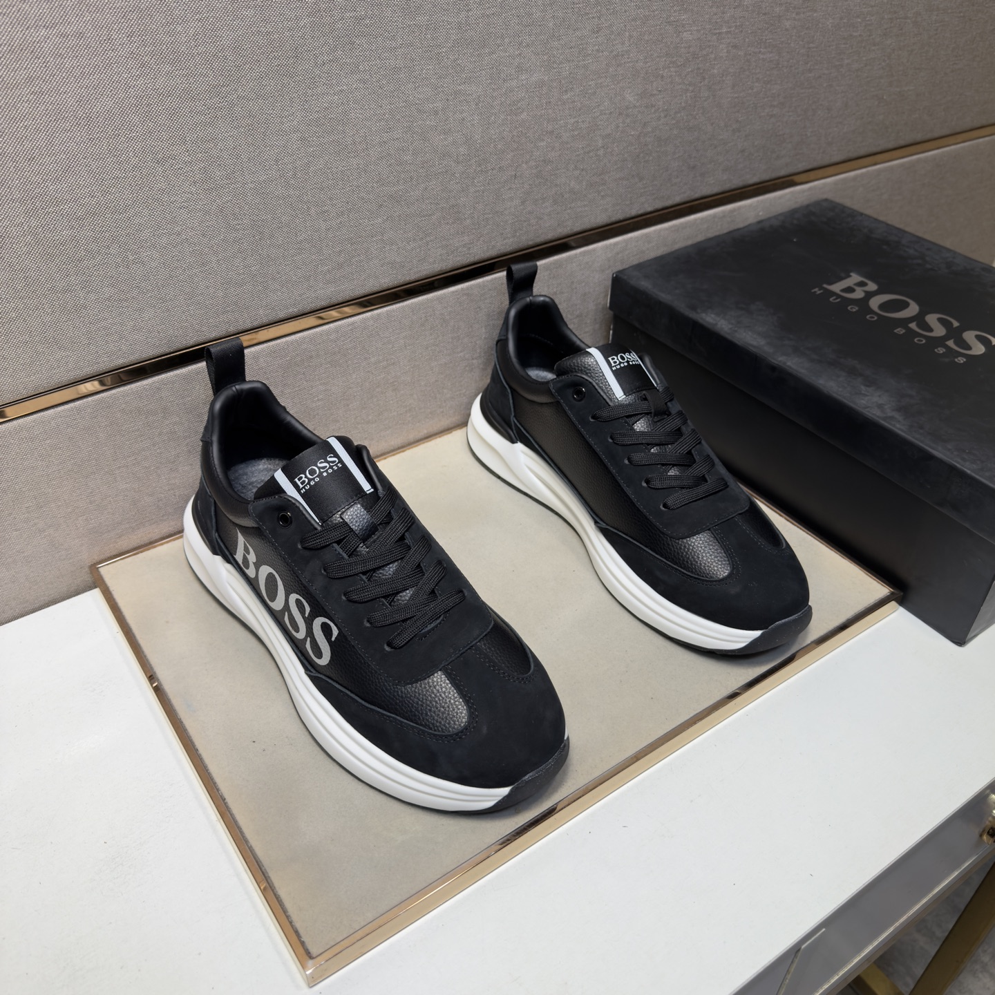 NO:690385,[BOSS~] Men's casual shoes are on sale simultaneously in 2026z cabinets. Size: 38-44#. The uppers in 4 colors are made of multi-material spliced ​​genuine leather lining, which is comfortable and breathable. The original soles are comfortable and wear-resistant. The real ones are better when photographed in person.19860909【BOSS～】男士休闲鞋 2026z柜同步发售 码数:38-44# 4个颜色鞋面选用多材质拼接真皮内里,舒适透气,鞋底原版舒适耐磨大底,实物拍摄实物更赞,,Men's shoes