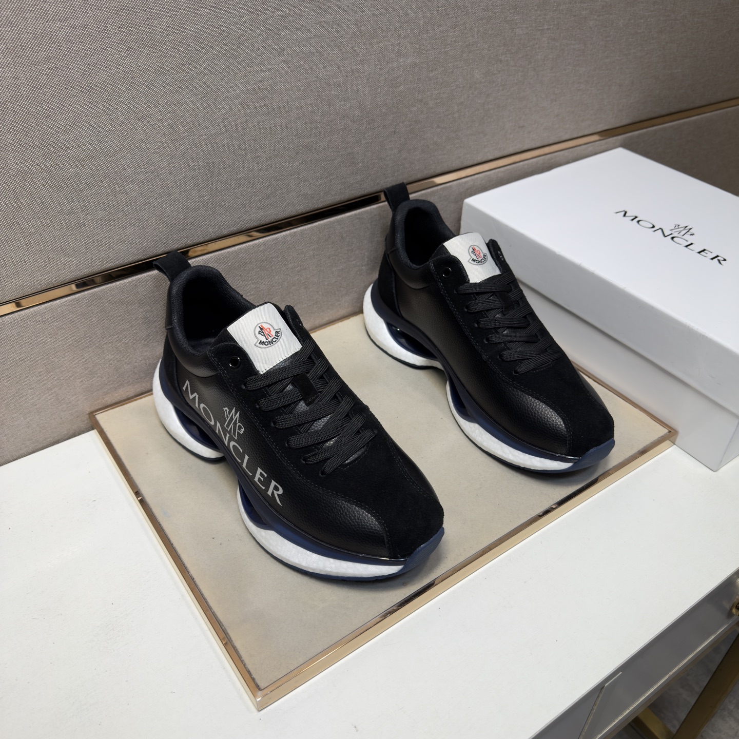 NO:690388,[Mongolian~] Men's casual shoes 2026z cabinet simultaneous sale Code number: 38-44# 4 colors The upper is made of multi-material spliced ​​mesh lining, which is comfortable and breathable. The original sole is comfortable and wear-resistant. The real thing is better when photographed in person, Moncler19860909【蒙口～】男士休闲鞋 2026z柜同步发售 码数:38-44# 4个颜色鞋面选用多材质拼接网布内里,舒适透气,鞋底原版舒适耐磨大底,实物拍摄实物更赞,,Moncler,Men's shoes