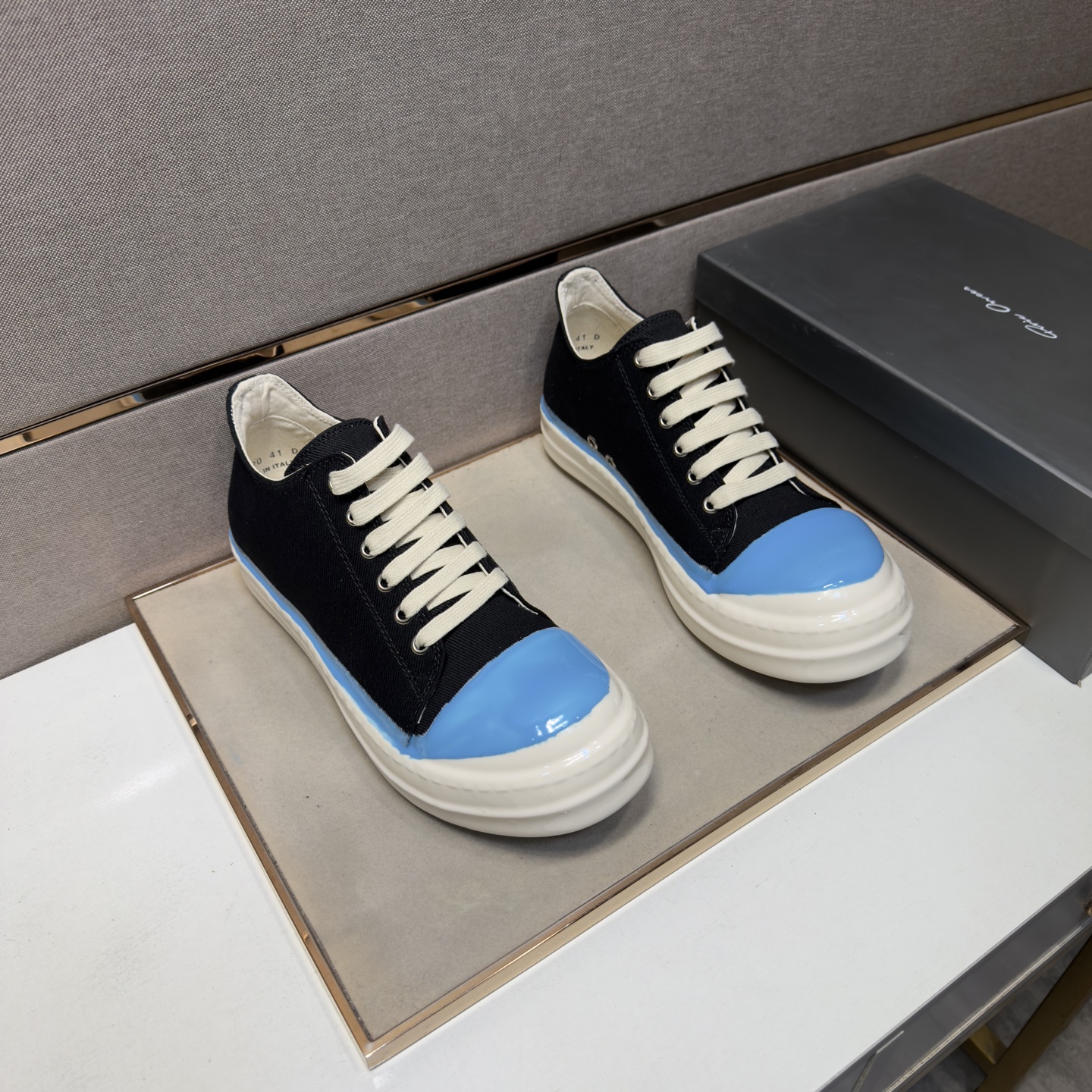 NO:898216,[Owens RO~] Casual shoes for couples, 2026z cabinets are on sale at the same time. Size: 35-47#. 2 colors. The upper is made of multi-material spliced ​​mesh lining, which is comfortable and breathable. The original sole is comfortable and wear-resistant. The real thing is better when photographed.19860909【欧文斯RO～】情侣装休闲鞋 2026z柜同步发售 码数:35-47# 2个颜色鞋面选用多材质拼接网布内里,舒适透气,鞋底原版舒适耐磨大底,实物拍摄实物更赞,,Men's shoes