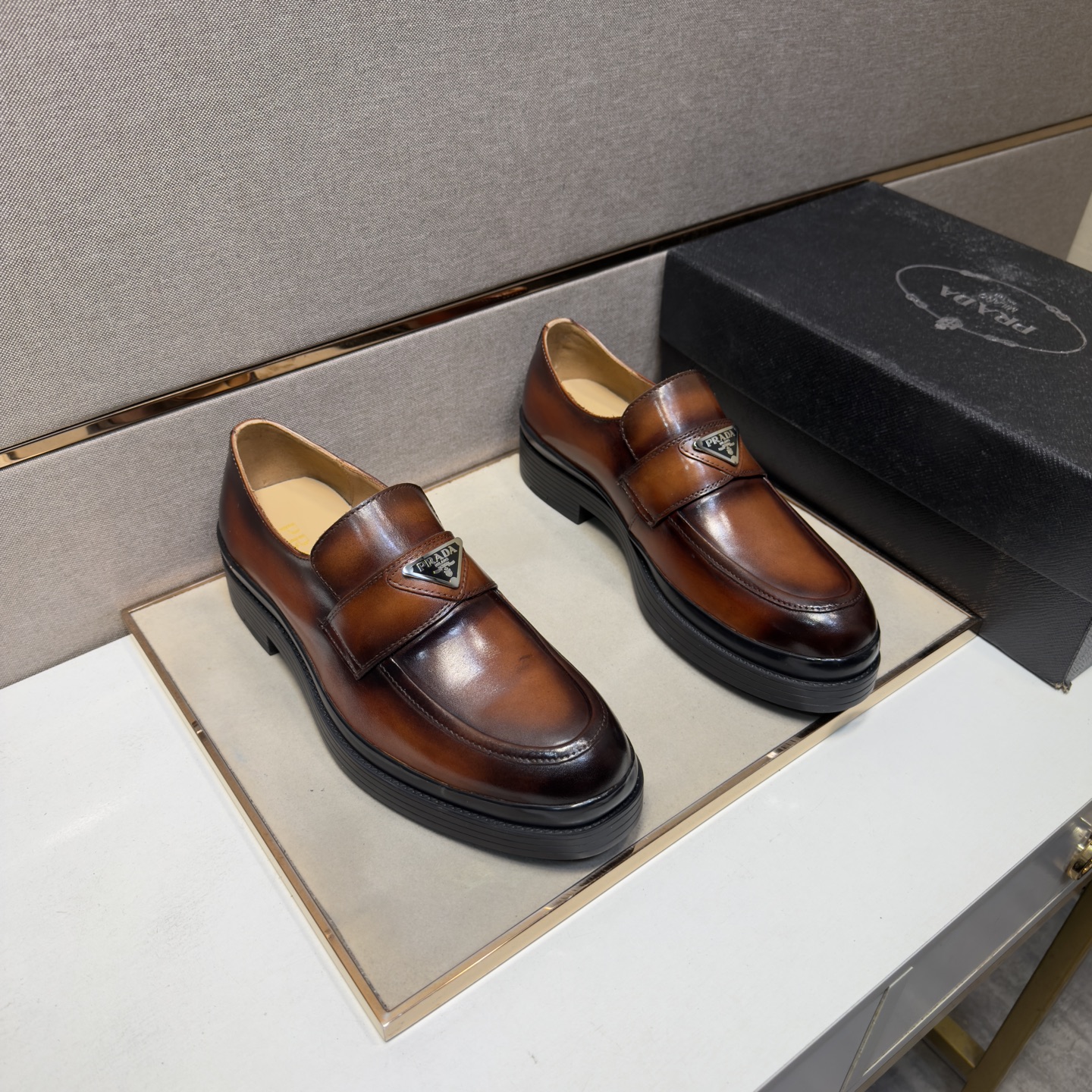 NO:778671,[Prada~] Men's casual leather shoes are on sale simultaneously in 2026z cabinets. Number of sizes: 38-44 # 6 colors. The upper is made of cowhide and stitched with cowhide lining. It is comfortable and breathable. The original sole is comfortable and wear-resistant. The real thing is better when photographed in person. Prada, cowhide19860909【普拉达～】男士休闲皮鞋 2026z柜同步发售 码数:38-44 # 6个颜色鞋面选用牛皮拼接牛皮内里,舒适透气,鞋底原版舒适耐磨大底,实物拍摄实物更赞,,prada,cowhide,Men's shoes