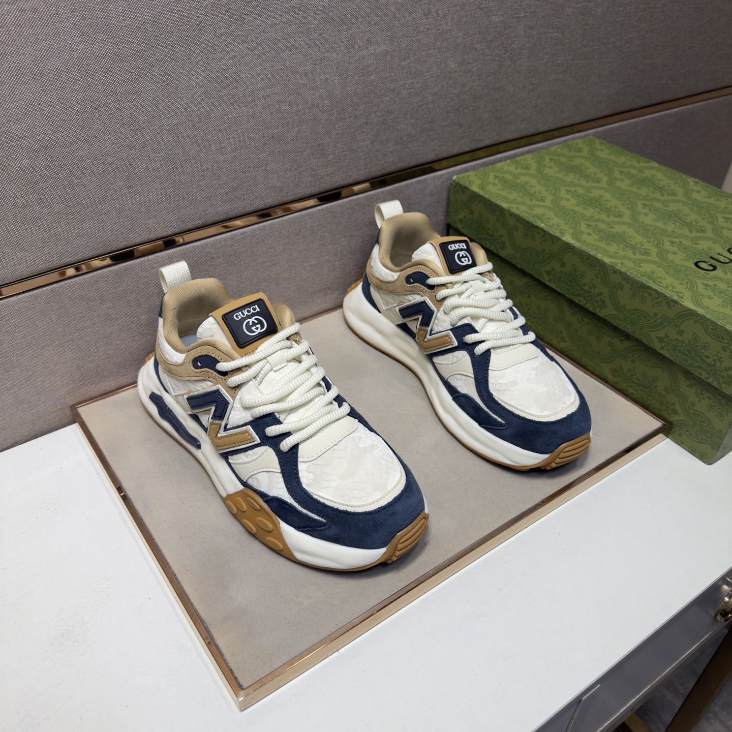 NO:711568,[Prada~] Men's casual shoes are on sale simultaneously in 2026z cabinets. Size: 39-44 # 2 colors. The upper is made of multi-material spliced ​​mesh lining, which is comfortable and breathable. The original sole is comfortable and wear-resistant. The real thing is better when photographed in person. Prada19860909【普拉达～】男士休闲鞋 2026z柜同步发售 码数:39-44 # 2个颜色鞋面选用多材质拼接网布内里,舒适透气,鞋底原版舒适耐磨大底,实物拍摄实物更赞,,prada,Men's shoes