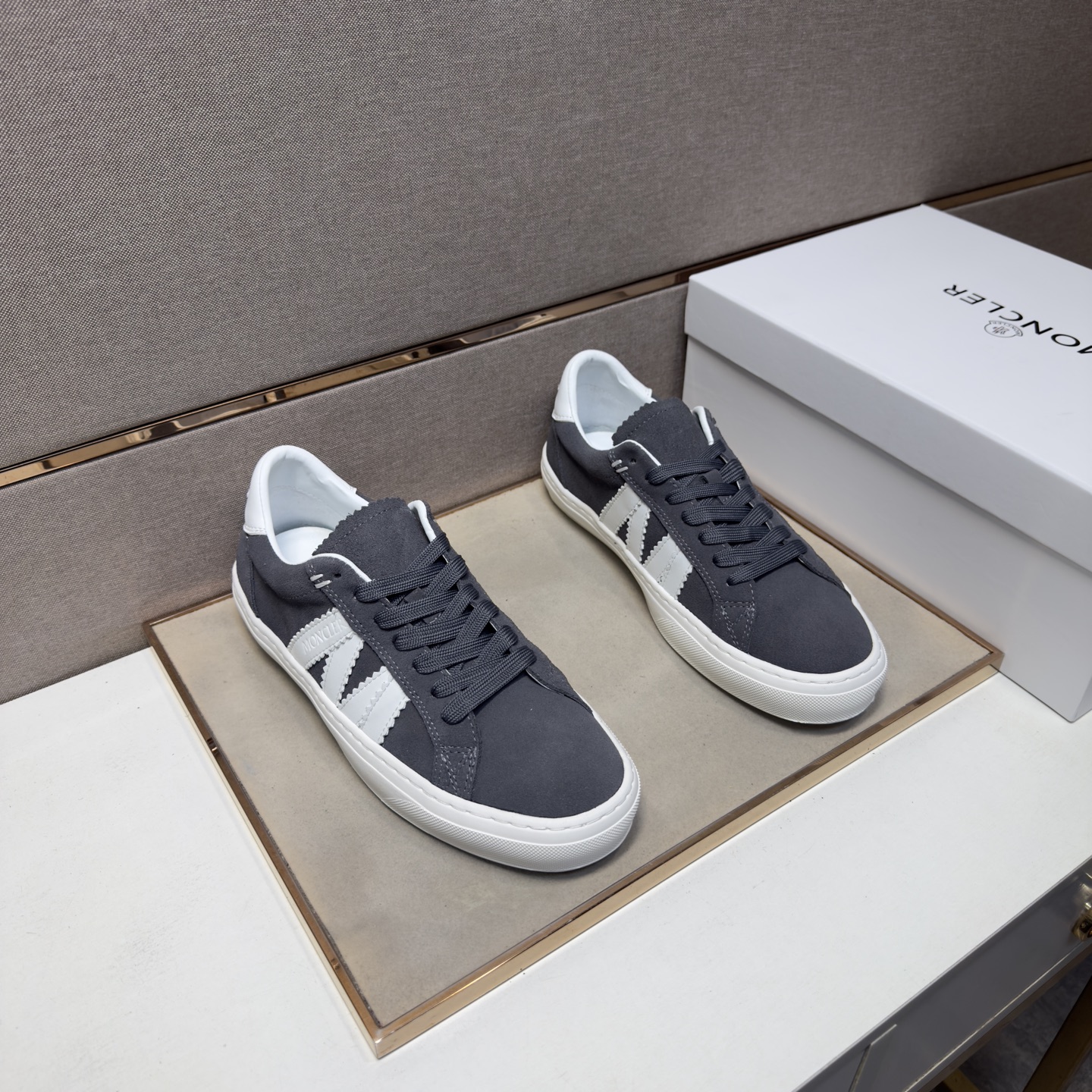 NO:711577,[Moncler~] Men's casual shoes 2026z cabinet simultaneous sale Code number: 38-44 # 1 color upper is made of multi-material splicing genuine leather lining, comfortable and breathable, original sole is comfortable and wear-resistant outsole, the real thing is better when photographed, Moncler19860909【蒙口～】男士休闲鞋 2026z柜同步发售 码数:38-44 # 1个颜色鞋面选用多材质拼接真皮内里,舒适透气,鞋底原版舒适耐磨大底,实物拍摄实物更赞,,Moncler,Men's shoes