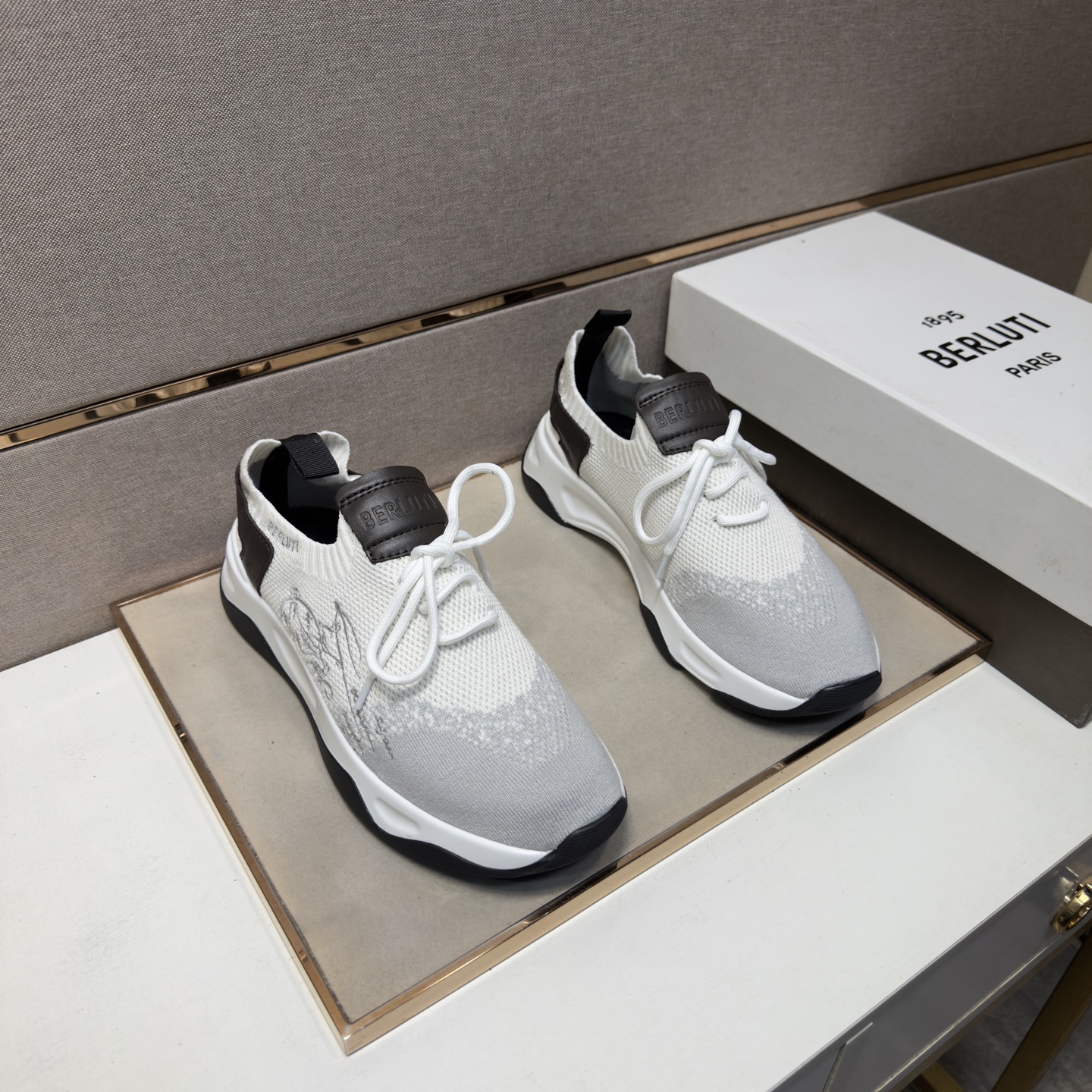 NO:711583,[Bruti~] Men's casual shoes are on sale simultaneously in 2026z cabinets. Size: 38-44 # 1 color. The upper is made of multi-material spliced ​​mesh lining, which is comfortable and breathable. The original sole is comfortable and wear-resistant. The real thing is better when photographed in person.19860909【布鲁提～】男士休闲鞋 2026z柜同步发售 码数:38-44 # 1个颜色鞋面选用多材质拼接网布内里,舒适透气,鞋底原版舒适耐磨大底,实物拍摄实物更赞,,Men's shoes