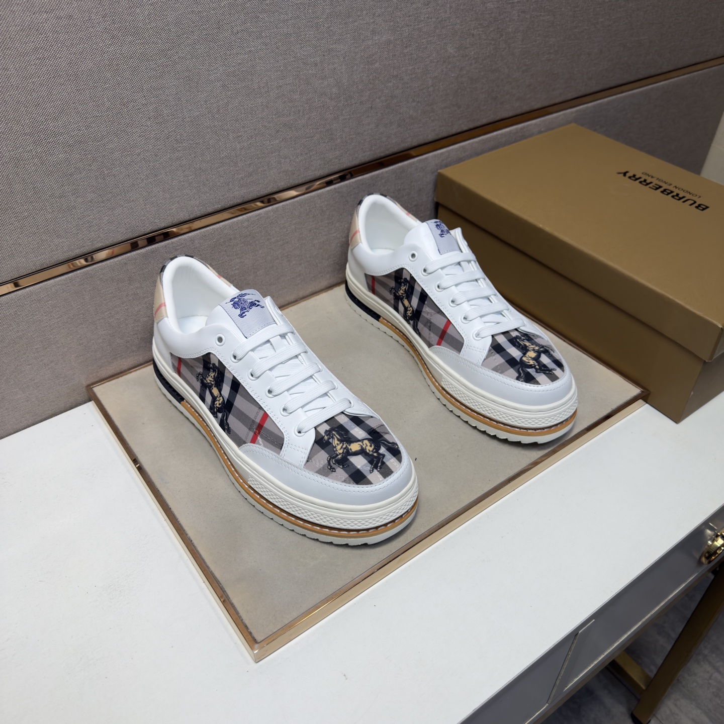 NO:711699,[Burberry~] Men's casual shoes 2026z cabinet simultaneous sale Code number: 38-44 # 3 colors of uppers made of cowhide stitched with genuine leather lining, comfortable and breathable, original soles comfortable and wear-resistant outsole, real photos taken are better, burberry, cowhide19860909【巴宝莉～】男士休闲鞋 2026z柜同步发售 码数:38-44 # 3个颜色鞋面选用牛皮拼接真皮内里,舒适透气,鞋底原版舒适耐磨大底,实物拍摄实物更赞,,burberry,cowhide,Men's shoes