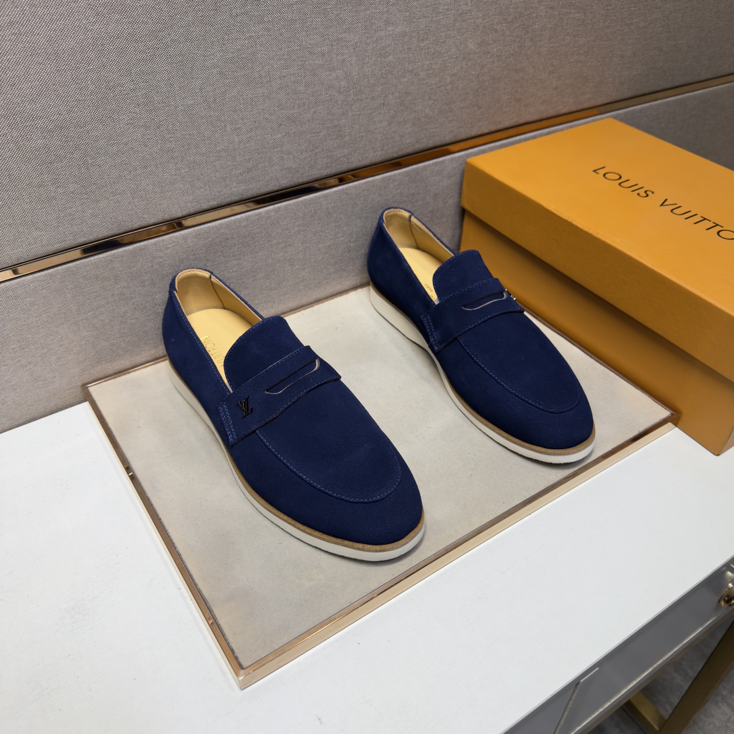 NO:711686,[LV~] Men's casual shoes 2026z cabinet simultaneous sale Size: 38-44 # 4 colors of uppers made of cowhide stitched with cowhide lining, comfortable and breathable, original soles comfortable and wear-resistant outsole, the real thing is better when photographed in person, louis vuitton, cowhide19860909【LV～】男士休闲鞋 2026z柜同步发售 码数:38-44 # 4个颜色鞋面选用牛皮拼接牛皮内里,舒适透气,鞋底原版舒适耐磨大底,实物拍摄实物更赞,,louis vuitton,cowhide,Men's shoes