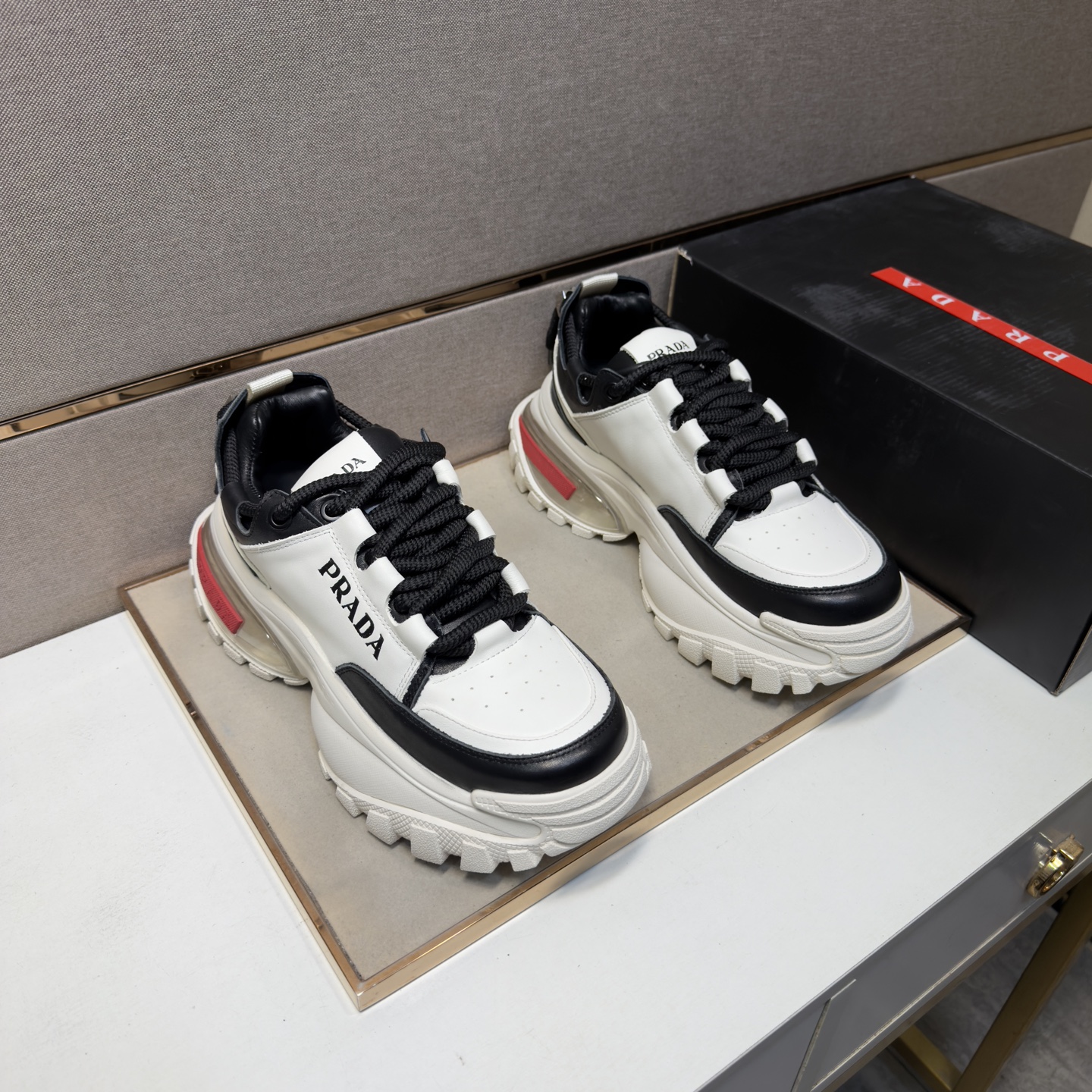 NO:711688,[Prada~] Men's casual shoes 2026z cabinet simultaneous sale Code number: 38-44 # 3 colors of uppers made of cowhide stitched with cowhide lining, comfortable and breathable, original soles comfortable and wear-resistant outsole, real photos taken are better, prada, cowhide19860909【普拉达～】男士休闲鞋 2026z柜同步发售 码数:38-44 # 3个颜色鞋面选用牛皮拼接牛皮内里,舒适透气,鞋底原版舒适耐磨大底,实物拍摄实物更赞,,prada,cowhide,Men's shoes