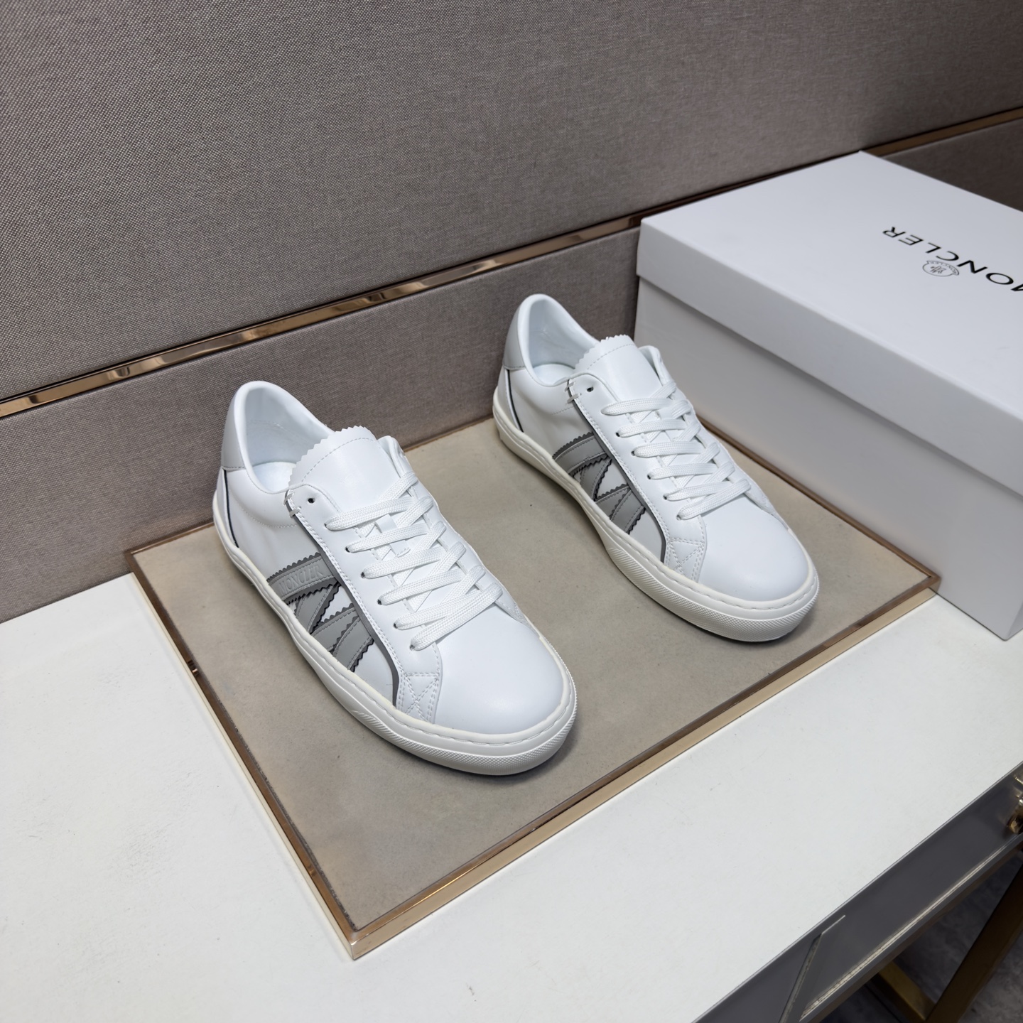 NO:778068,[Moncler~] Men's casual shoes 2026z cabinet simultaneous sale Size: 38-44# 2 colors of uppers made of multi-material splicing genuine leather lining, comfortable and breathable, original soles comfortable and wear-resistant outsole, real photos taken in real life are better, Moncler19860909【蒙口～】男士休闲鞋 2026z柜同步发售 码数:38-44# 2个颜色鞋面选用多材质拼接真皮内里,舒适透气,鞋底原版舒适耐磨大底,实物拍摄实物更赞,,Moncler,Men's shoes