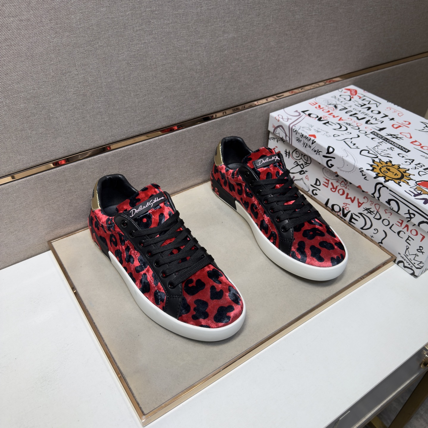 NO:778086,[DG~] Casual shoes for couples 2026z cabinet simultaneous sale Size: 35-44# 1 color The upper is made of multi-material spliced ​​genuine leather lining, which is comfortable and breathable. The original sole is comfortable and wear-resistant. The real thing is better when photographed in person.19860909【DG～】情侣装休闲鞋 2026z柜同步发售 码数:35-44# 1个颜色鞋面选用多材质拼接真皮内里,舒适透气,鞋底原版舒适耐磨大底,实物拍摄实物更赞,,Men's shoes