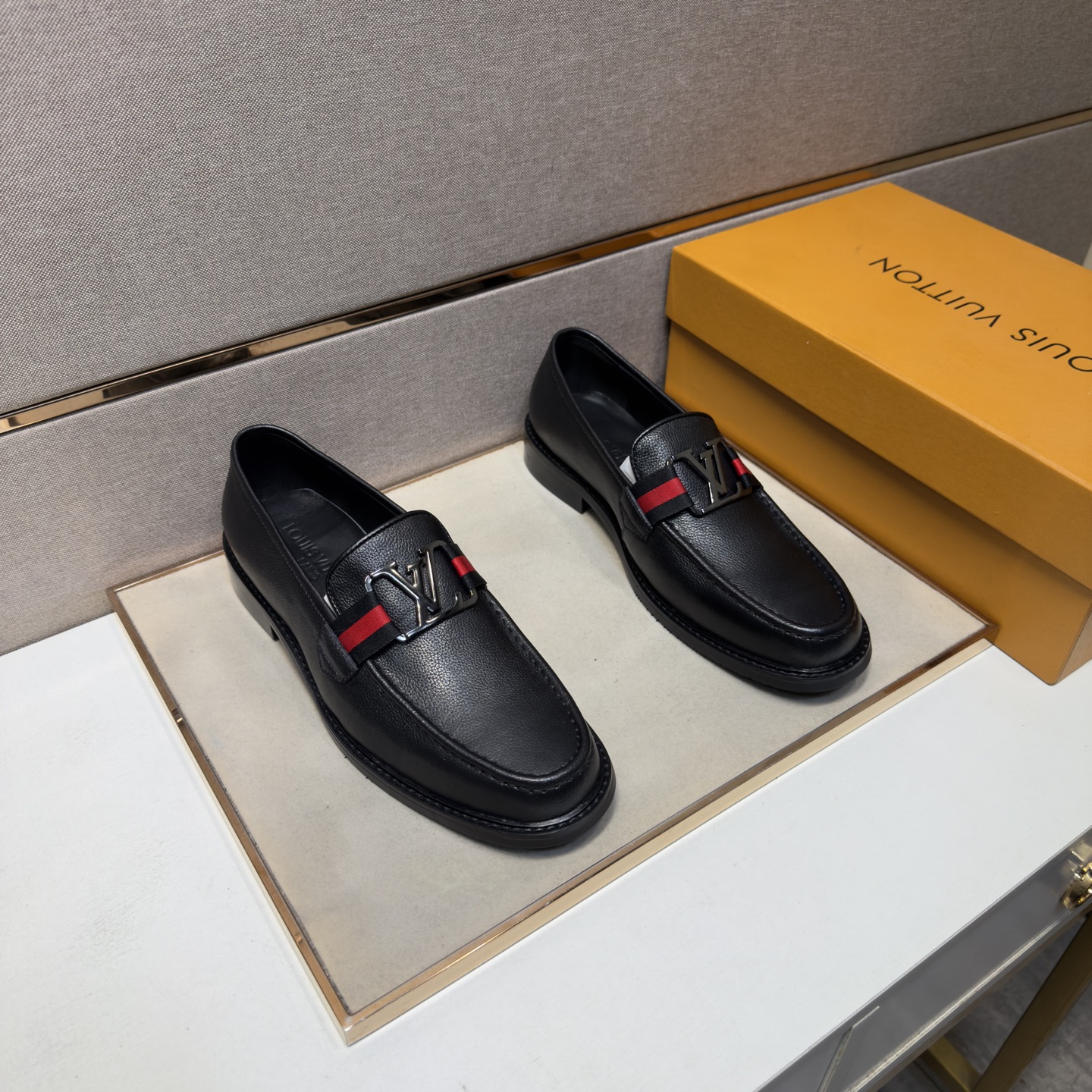 NO:778109,[LV~] Men's casual leather shoes 2026z cabinet simultaneous sale Code number: 39-44# 1 color upper is made of multi-material spliced ​​cowhide lining, comfortable and breathable, the original sole is comfortable and wear-resistant, the real thing is better when photographed in person, louis vuitton, cowhide19860909【LV～】男士休闲皮鞋 2026z柜同步发售 码数:39-44# 1个颜色鞋面选用多材质拼接牛皮内里,舒适透气,鞋底原版舒适耐磨大底,实物拍摄实物更赞,,louis vuitton,cowhide,Men's shoes