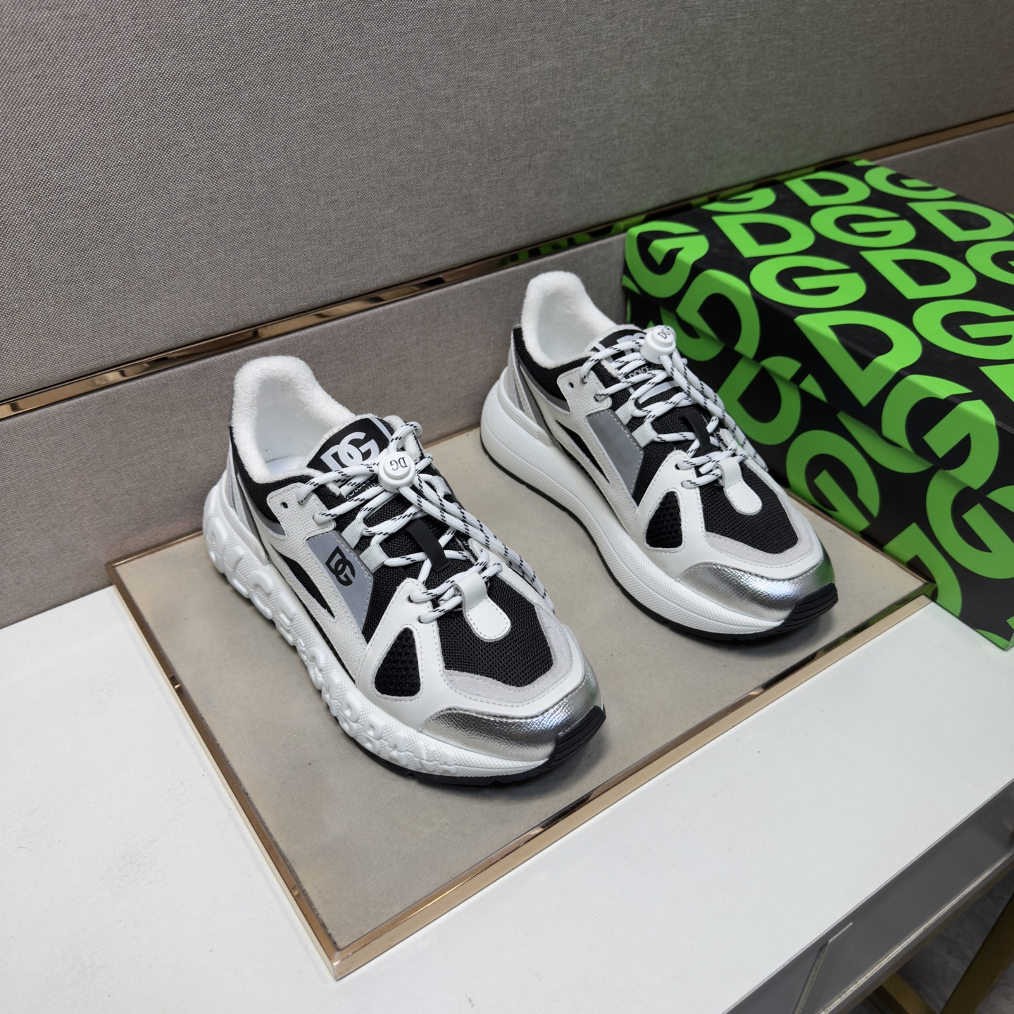 NO:778081,[DG~] Men's casual shoes are on sale simultaneously in 2026z cabinets. Size: 38-44#. The uppers in 4 colors are made of multi-material spliced ​​towel lining, which is comfortable and breathable. The original soles are comfortable and wear-resistant. The real ones are better when photographed in person.19860909【DG～】男士休闲鞋 2026z柜同步发售 码数:38-44# 4个颜色鞋面选用多材质拼接毛巾内里,舒适透气,鞋底原版舒适耐磨大底,实物拍摄实物更赞,,Men's shoes