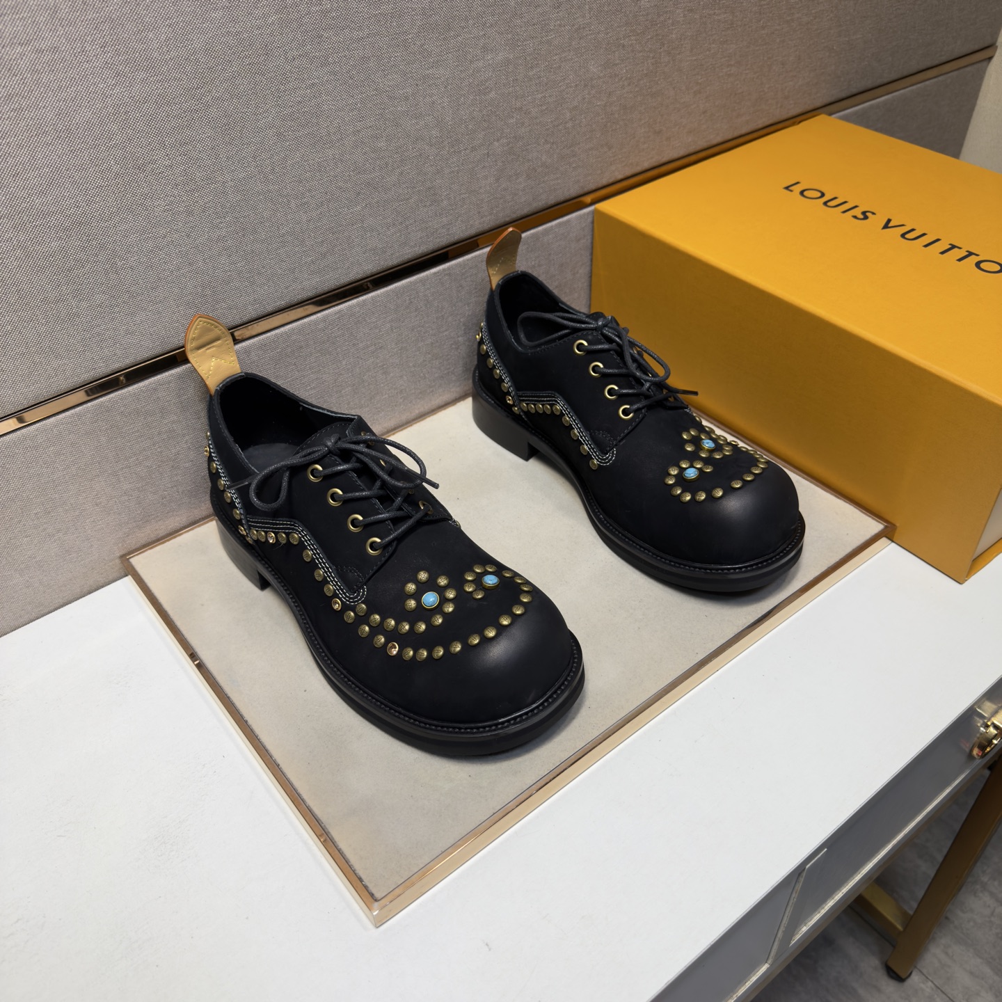 NO:778218,[Lv~] Men's casual leather shoes 2025z cabinet simultaneous sale Code number: 39-44 # 1 color upper is made of cowhide stitched with cowhide lining, comfortable and breathable, the original sole is comfortable and wear-resistant, the real thing is better when photographed in person, louis vuitton, cowhide19860909【Lv～】男士休闲皮鞋 2025z柜同步发售 码数:39-44 # 1个颜色鞋面选用牛皮拼接牛皮内里,舒适透气,鞋底原版舒适耐磨大底,实物拍摄实物更赞,,louis vuitton,cowhide,Men's shoes