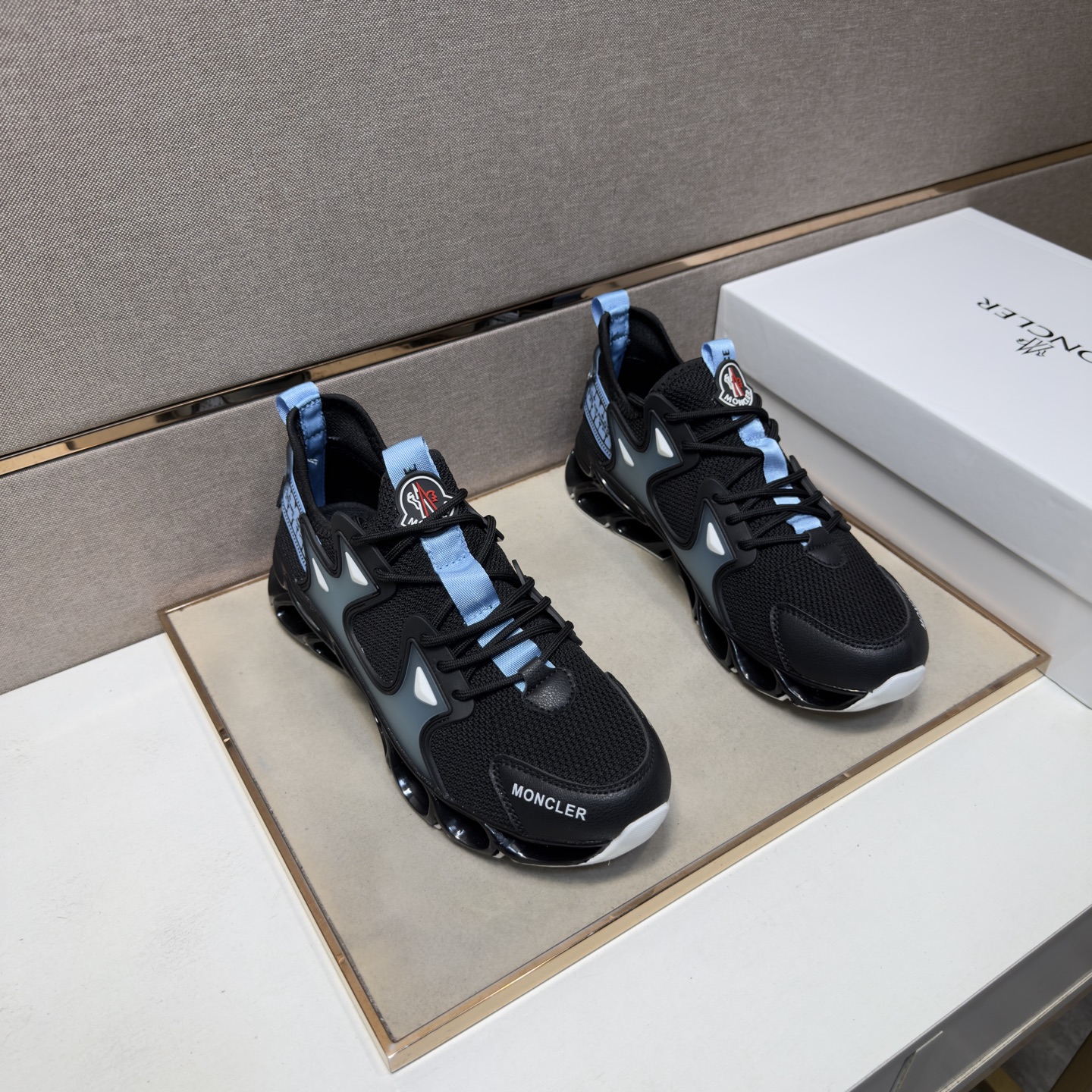 NO:778666,[Moncler~] Men's casual shoes 2026z cabinet sales simultaneously Size 39-44 # 2 colors The upper is made of multi-material spliced ​​mesh lining, which is comfortable and breathable. The original sole is comfortable and wear-resistant. The real thing is better when photographed. Moncler19860909【蒙口～】男士休闲鞋 2026z柜同步发售 码数39-44 # 2个颜色鞋面选用多材质拼接网布内里,舒适透气,鞋底原版舒适耐磨大底,实物拍摄实物更赞,,Moncler,Men's shoes