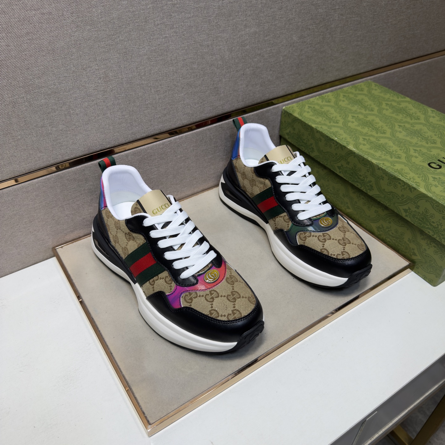 NO:778681,[Gucci~] Men's casual shoes 2026z cabinet simultaneous sale Size: 38-44# 3 colors of uppers made of multi-material splicing genuine leather lining, comfortable and breathable, original soles comfortable and wear-resistant outsole, real photos taken in real life are better, gucci19860909【古驰～】男士休闲鞋 2026z柜同步发售 码数:38-44# 3个颜色鞋面选用多材质拼接真皮内里,舒适透气,鞋底原版舒适耐磨大底,实物拍摄实物更赞,,gucci,Men's shoes