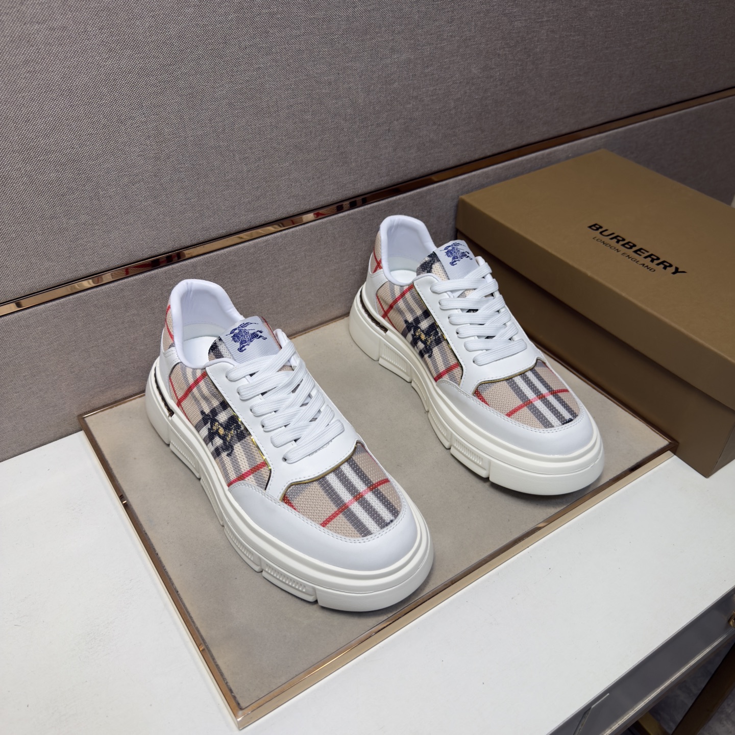 NO:778691,[Burberry~] Men's casual shoes 2026z cabinet simultaneous sale Size: 38-44# 2 colors of uppers made of multi-material splicing genuine leather lining, comfortable and breathable, original soles comfortable and wear-resistant outsole, real photos taken in real life are better, burberry19860909【巴宝莉～】男士休闲鞋 2026z柜同步发售 码数:38-44# 2个颜色鞋面选用多材质拼接真皮内里,舒适透气,鞋底原版舒适耐磨大底,实物拍摄实物更赞,,burberry,Men's shoes