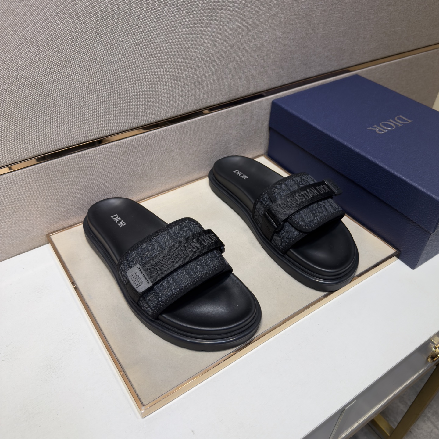 NO:955338,[Dior~] Men's casual slippers are on sale simultaneously in 2026z cabinets. Size: 38-44#. 2 colors. The upper is made of multi-material splicing and genuine leather lining. It is comfortable and breathable. The original sole is comfortable and wear-resistant. The real thing is better when photographed in person. Dior slippers19860909【迪奥～】男士休闲拖鞋 2026z柜同步发售 码数:38-44# 2个颜色鞋面选用多材质拼接真皮内里,舒适透气,鞋底原版舒适耐磨大底,实物拍摄实物更赞,,dior,slippers,Men's shoes