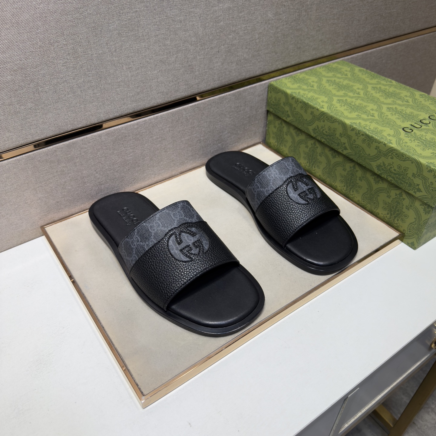 NO:955344,[Gucci~] Men's casual slippers are on sale simultaneously in 2026z cabinets. Size: 38-44#. The uppers in 3 colors are made of multi-material spliced ​​genuine leather lining, which is comfortable and breathable. The soles are original and comfortable and wear-resistant. The real ones are better when photographed in person., gucci, slippers19860909【古驰～】男士休闲拖鞋 2026z柜同步发售 码数:38-44# 3个颜色鞋面选用多材质拼接真皮内里,舒适透气,鞋底原版舒适耐磨大底,实物拍摄实物更赞,,gucci,slippers,Men's shoes