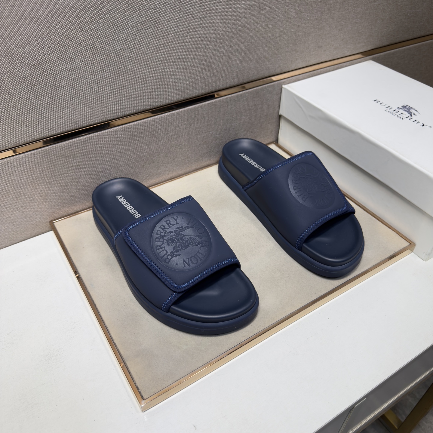 NO:779207,[Burberry~] Men's casual slippers are on sale simultaneously in 2026z cabinets. Size: 38-44#. 5 colors. The upper is made of multi-material spliced ​​genuine leather lining, which is comfortable and breathable. The original sole is comfortable and wear-resistant. The real thing is better when photographed in person., burberry, slippers19860909【巴宝莉～】男士休闲拖鞋 2026z柜同步发售 码数:38-44# 5个颜色鞋面选用多材质拼接真皮内里,舒适透气,鞋底原版舒适耐磨大底,实物拍摄实物更赞,,burberry,slippers,Men's shoes