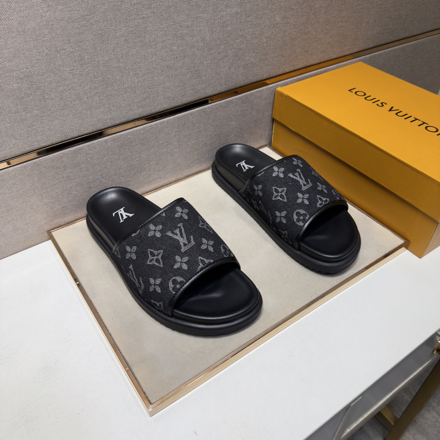 NO:779212,[LV~] Men's casual slippers are on sale simultaneously in 2026z cabinets. Size: 38-44#. The uppers in 3 colors are made of multi-material spliced ​​genuine leather lining, which is comfortable and breathable. The original soles are comfortable and wear-resistant. The real ones are better when photographed in person. Louis vuitton, slippers19860909【LV～】男士休闲拖鞋 2026z柜同步发售 码数:38-44# 3个颜色鞋面选用多材质拼接真皮内里,舒适透气,鞋底原版舒适耐磨大底,实物拍摄实物更赞,,louis vuitton,slippers,Men's shoes