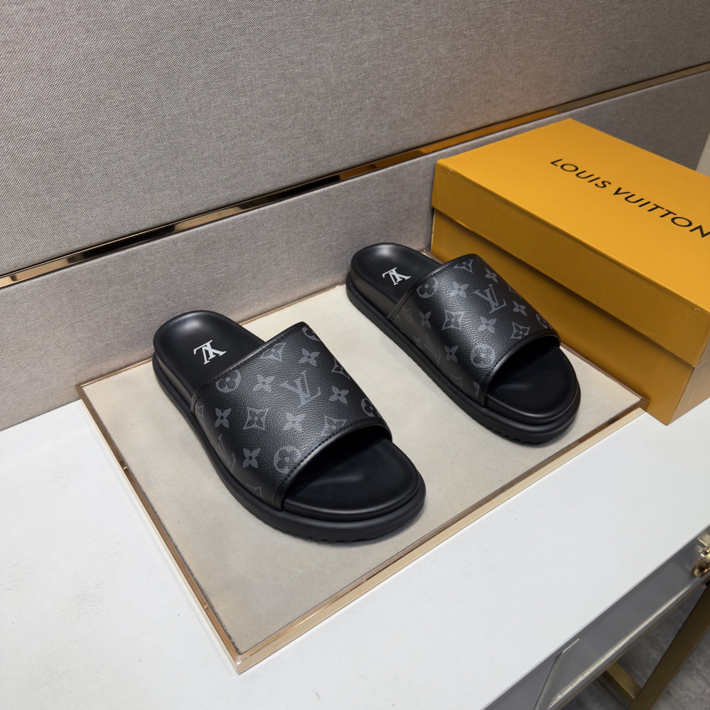 NO:779217,[LV~] Men's casual slippers are on sale simultaneously in 2026z cabinets. Size: 38-44#. The uppers in 4 colors are made of multi-material spliced ​​genuine leather lining, which is comfortable and breathable. The original soles are comfortable and wear-resistant. The real ones are better when photographed in person. Louis vuitton, slippers19860909【LV～】男士休闲拖鞋 2026z柜同步发售 码数:38-44# 4个颜色鞋面选用多材质拼接真皮内里,舒适透气,鞋底原版舒适耐磨大底,实物拍摄实物更赞,,louis vuitton,slippers,Men's shoes