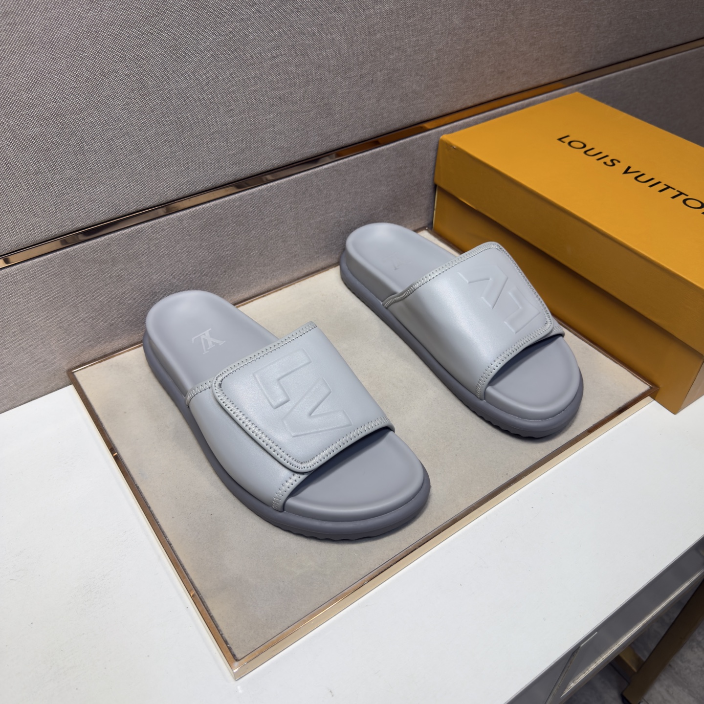 NO:779222,[LV~] Men's casual slippers are on sale simultaneously in 2026z cabinets. Size: 38-44#. The uppers in 5 colors are made of multi-material spliced ​​genuine leather lining, which is comfortable and breathable. The original soles are comfortable and wear-resistant. The real ones are better when photographed in person. Louis vuitton, slippers19860909【LV～】男士休闲拖鞋 2026z柜同步发售 码数:38-44# 5个颜色鞋面选用多材质拼接真皮内里,舒适透气,鞋底原版舒适耐磨大底,实物拍摄实物更赞,,louis vuitton,slippers,Men's shoes