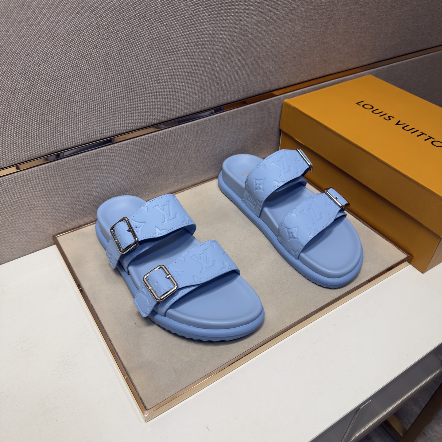 NO:779182,[LV~] Men's casual slippers are on sale simultaneously in 2026z cabinets. Size: 38-44#. The uppers in 4 colors are made of multi-material spliced ​​genuine leather lining, which is comfortable and breathable. The original soles are comfortable and wear-resistant. The real ones are better when photographed in person. Louis vuitton, slippers19860909【LV～】男士休闲拖鞋 2026z柜同步发售 码数:38-44# 4个颜色鞋面选用多材质拼接真皮内里,舒适透气,鞋底原版舒适耐磨大底,实物拍摄实物更赞,,louis vuitton,slippers,Men's shoes
