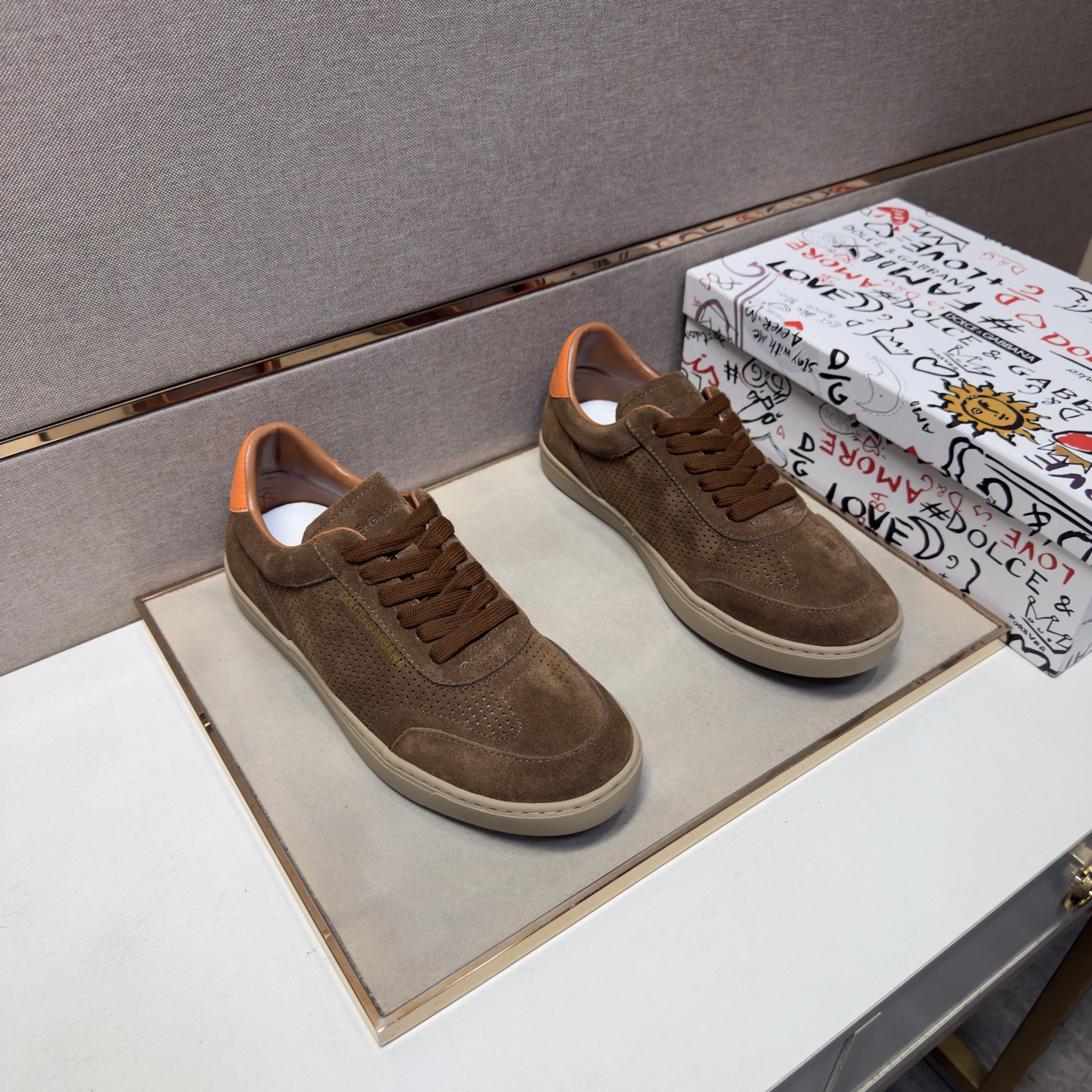 NO:779351,[DG~] Men's casual shoes are on sale simultaneously in 2026z cabinets. Size: 38-44#. 1 color. The upper is made of multi-material spliced ​​genuine leather lining, which is comfortable and breathable. The original sole is comfortable and wear-resistant. The real thing is better when photographed in person.19860909【DG～】男士休闲鞋 2026z柜同步发售 码数:38-44# 1个颜色鞋面选用多材质拼接真皮内里,舒适透气,鞋底原版舒适耐磨大底,实物拍摄实物更赞,,Men's shoes