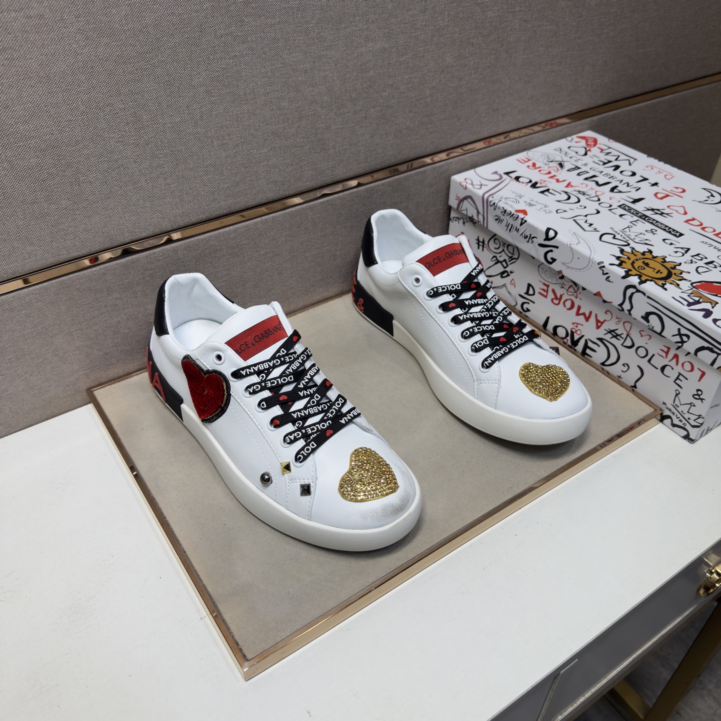 NO:779356,[DG~] Casual shoes for couples 2026z cabinet simultaneous sale Size: 36-44# 1 color The upper is made of multi-material spliced ​​genuine leather lining, which is comfortable and breathable. The original sole is comfortable and wear-resistant. The real thing is better when photographed in person.19860909【DG～】情侣装休闲鞋 2026z柜同步发售 码数:36-44# 1个颜色鞋面选用多材质拼接真皮内里,舒适透气,鞋底原版舒适耐磨大底,实物拍摄实物更赞,,Men's shoes