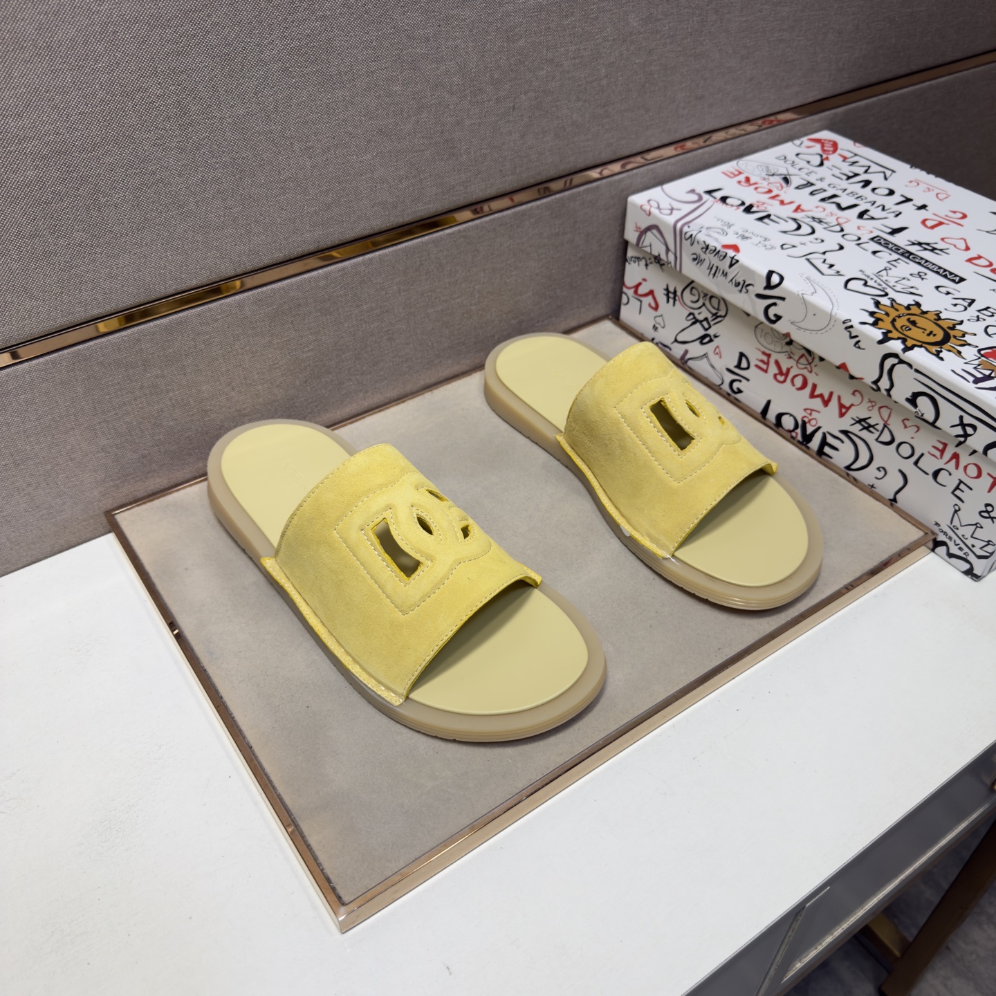 NO:779361,[DG~] Men's casual slippers are on sale simultaneously in 2026z cabinets. Size: 38-44#. The uppers in 4 colors are made of multi-material spliced ​​genuine leather lining, which is comfortable and breathable. The original soles are comfortable and wear-resistant. The real ones are better when photographed in person., slippers19860909【DG～】男士休闲拖鞋 2026z柜同步发售 码数:38-44# 4个颜色鞋面选用多材质拼接真皮内里,舒适透气,鞋底原版舒适耐磨大底,实物拍摄实物更赞,,slippers,Men's shoes