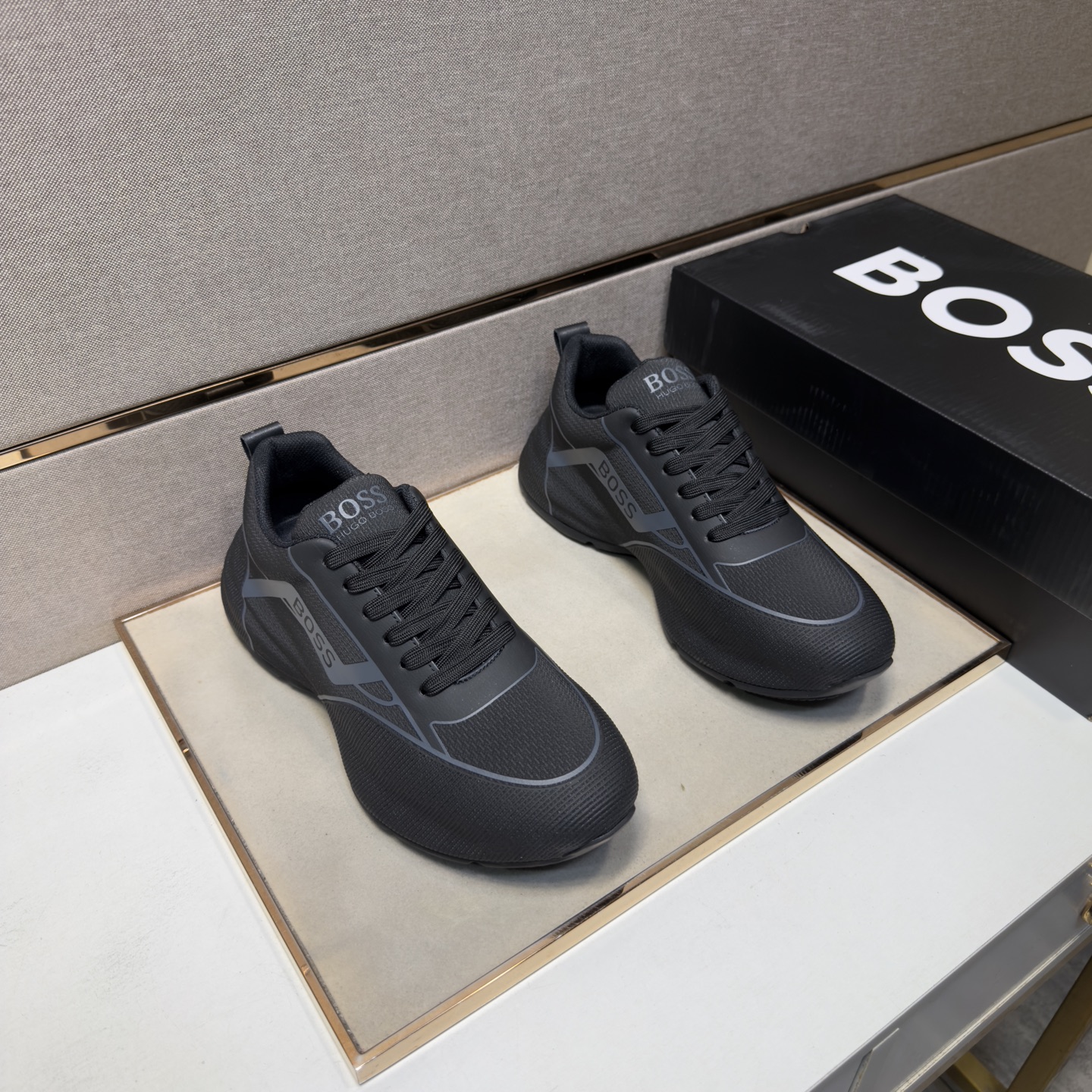 NO:779370,[BOSS~] Men's casual shoes are on sale simultaneously in 2026z cabinets. Size: 38-44#. The uppers in 3 colors are made of multi-material spliced ​​mesh lining, which is comfortable and breathable. The original soles are comfortable and wear-resistant. The real ones are better when photographed in person.19860909【BOSS～】男士休闲鞋 2026z柜同步发售 码数:38-44# 3个颜色鞋面选用多材质拼接网布内里,舒适透气,鞋底原版舒适耐磨大底,实物拍摄实物更赞,,Men's shoes